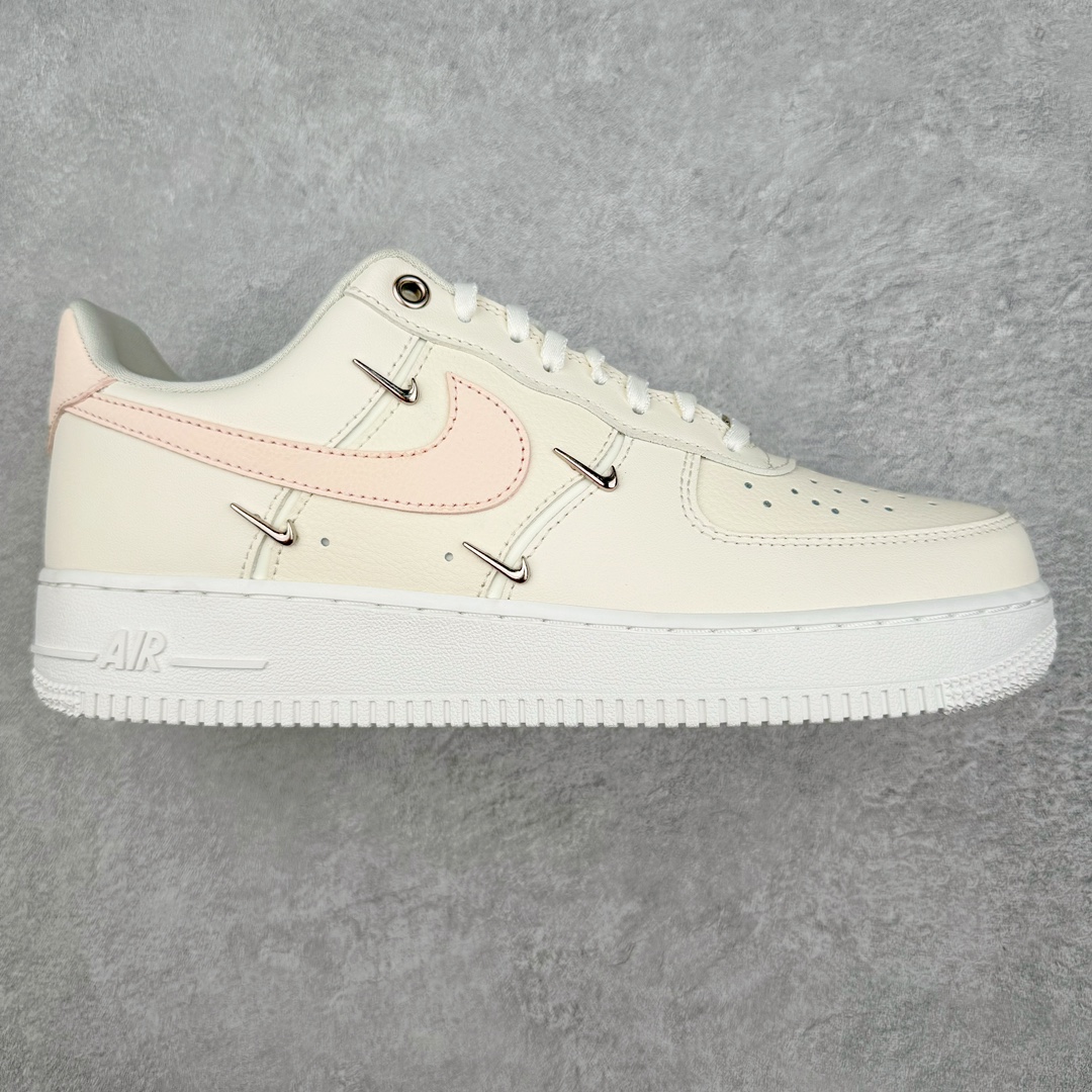 💰150 ＃XS NK Air Force 1 Low \’07 空军一号低帮经典板鞋 米白粉四钩 FV8110-181 大厂出品 同步官方2022全新版本 不规则波浪大底咬花 全鞋电脑针车 工整有序 视觉效果满分 原厂拉帮手法 标准四线 密度针距针孔大小控制到位 原装反口里网布海绵 正确卡色网眼大小 新版鞋撑改用纸团代替 原厂港宝加持完美还原灵魂版型 原盒原配从里到外百分百还原 原厂全头层原厂皮料 原标原盒 内置Sole气垫 中底白色背胶 中底划线 已经无限的接近公司 原厂楦头 原厂刺绣 后跟弧度修正 独家私模最大开发到47.5 尺码：35.5 36 36.5 37.5 38 38.5 39 40 40.5 41 42 42.5 43 44 44.5 45 46 47.5 编码：by2936020-运动鞋