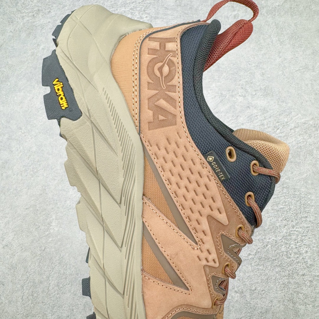 图片[6]-💰370 ＃X版纯原 Hoka M ANACAPA LOW GTX 低帮厚底锯齿坦克户外运动鞋 Vibram辽宁代工原装外底提供强大的防滑性能 5MM多向凸耳提供多种地形下的强劲抓地力 鞋面加入防水功能 汗气却可经由GORE-TEX薄膜上的微孔排出 皮革鞋面搭配耐磨 橡胶鞋头使鞋面具有良好的透气性 支撑性及保护性 上层缓冲EVA可为足底带来柔软舒适的缓冲感 底层橡胶化泡棉提供持久的缓震和支撑 尺码：36 36.5 37 38 38.5 39 40 40.5 41 42 42.5 43 44 44.5 45 46 编码：Xby4936040-运动鞋