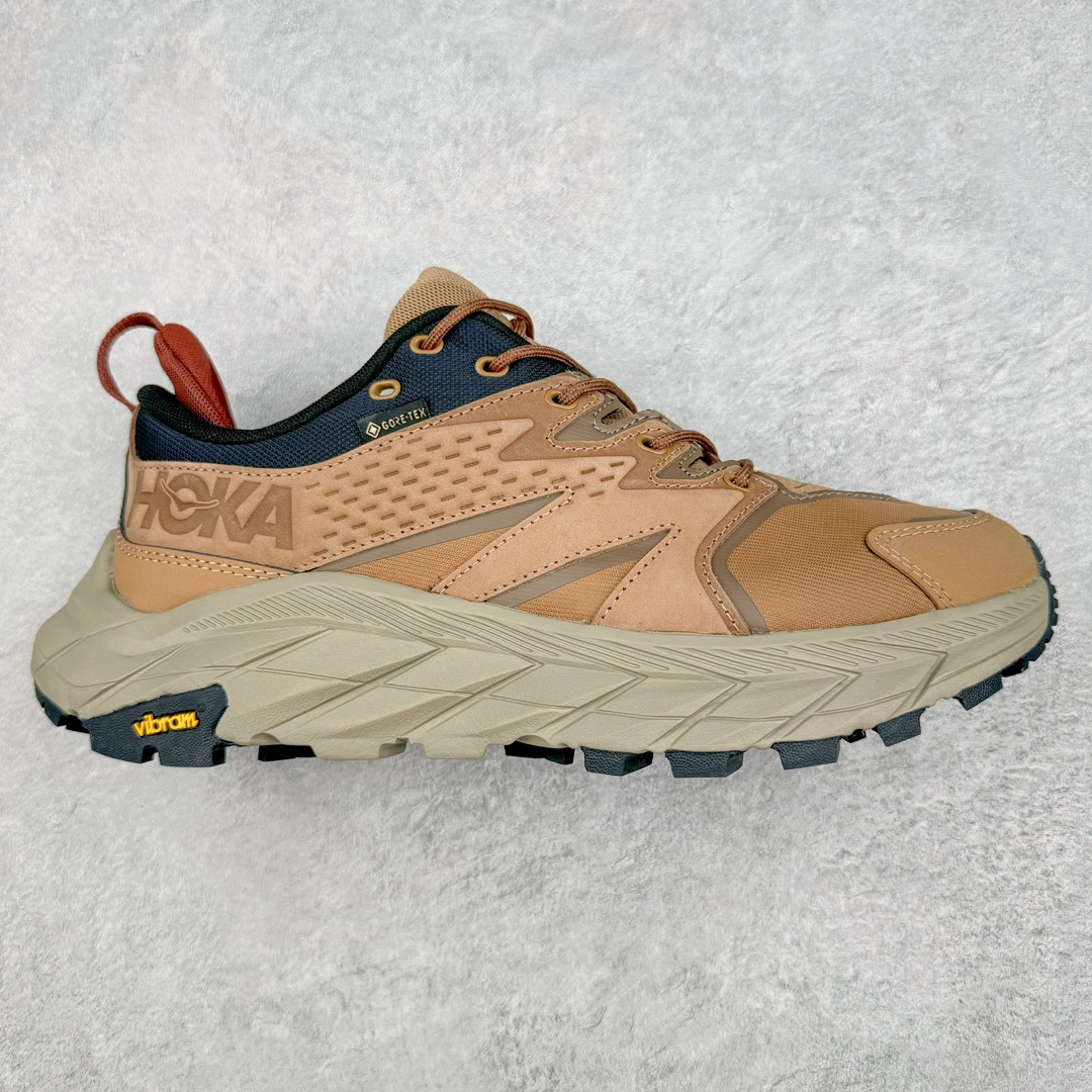 💰370 ＃X版纯原 Hoka M ANACAPA LOW GTX 低帮厚底锯齿坦克户外运动鞋 Vibram辽宁代工原装外底提供强大的防滑性能 5MM多向凸耳提供多种地形下的强劲抓地力 鞋面加入防水功能 汗气却可经由GORE-TEX薄膜上的微孔排出 皮革鞋面搭配耐磨 橡胶鞋头使鞋面具有良好的透气性 支撑性及保护性 上层缓冲EVA可为足底带来柔软舒适的缓冲感 底层橡胶化泡棉提供持久的缓震和支撑 尺码：36 36.5 37 38 38.5 39 40 40.5 41 42 42.5 43 44 44.5 45 46 编码：Xby4936040-运动鞋