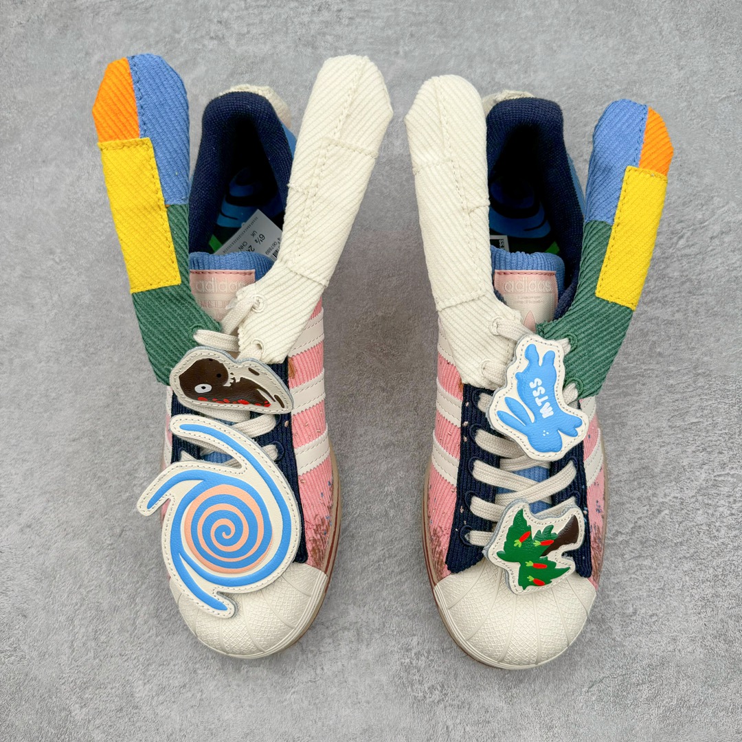 图片[2]-💰300 Sean Wotherspoon x melting sadness x AD Originals Superstar 三方联名 粉白色 货号：IH7626 原鞋开发 版型正确 原材原料 重资打造 细节无敌 清洁度完美 诠释最高工艺 此次联名依旧采用 Superstar 为蓝本 并保留 MeltingSadness 最经典的「兔子鞋」元素 牢牢抓住他人目光 鞋身自然以灯芯绒面料包裹 令整双鞋拥有着高颜值的同时 质感也相当优秀 值得一提的是 随鞋还附赠多个鞋带扣 使个性化属性更强 也再次体现联名诚意 尺码：35 36 36.5 37.5 38 38.5 39 40 40.5 41 42 42.5 43 44 44.5 45 编码：HKby3936070-运动鞋