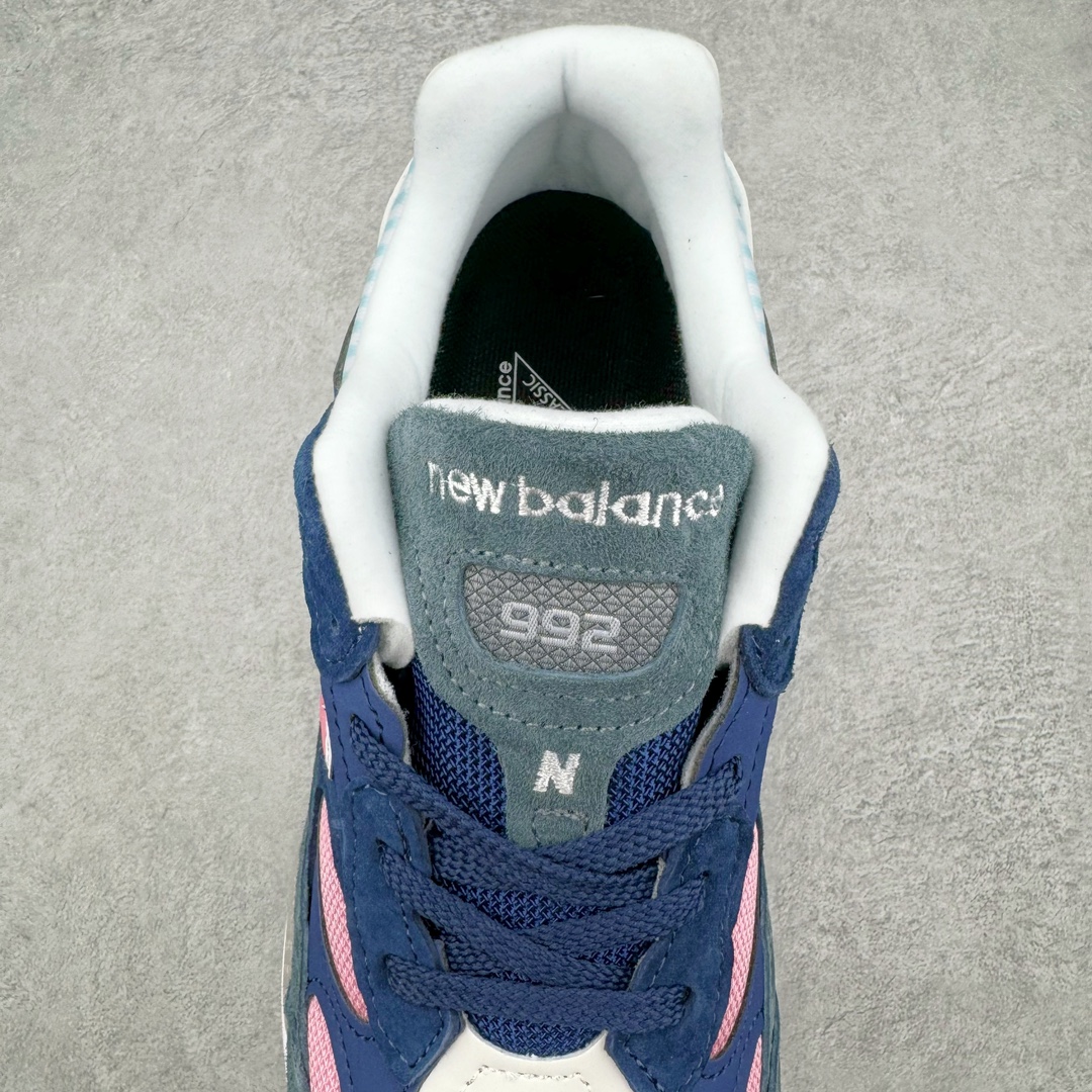 图片[5]-💰210 New Balance 新百伦NB992总统复古慢跑鞋 正确3M反光细节 原楦原纸版开发 正确6层组合底模精密开发 后跟透明TPU水晶装饰条稳固 沿用了引以为傲的跑鞋手工技艺 采用猪皮绒面并包裹局部透气网面的鞋身设计 菱网鞋舌上刻有New Balance USA 鞋面依旧身着经典的大热之灰 彰显了其高端的品质身份 尺码：36 37 37.5 38 38.5 39 40 40.5 41.5 42 42.5 43 44 45 编码：Jby2936080-运动鞋