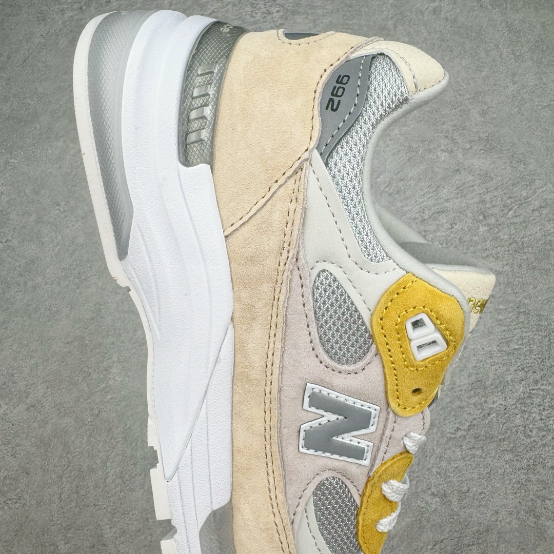 图片[6]-💰210 New Balance 新百伦NB992总统复古慢跑鞋 正确3M反光细节 原楦原纸版开发 正确6层组合底模精密开发 后跟透明TPU水晶装饰条稳固 沿用了引以为傲的跑鞋手工技艺 采用猪皮绒面并包裹局部透气网面的鞋身设计 菱网鞋舌上刻有New Balance USA 鞋面依旧身着经典的大热之灰 彰显了其高端的品质身份 尺码：36 37 37.5 38 38.5 39 40 40.5 41.5 42 42.5 43 44 45 编码：Jby2936080-运动鞋