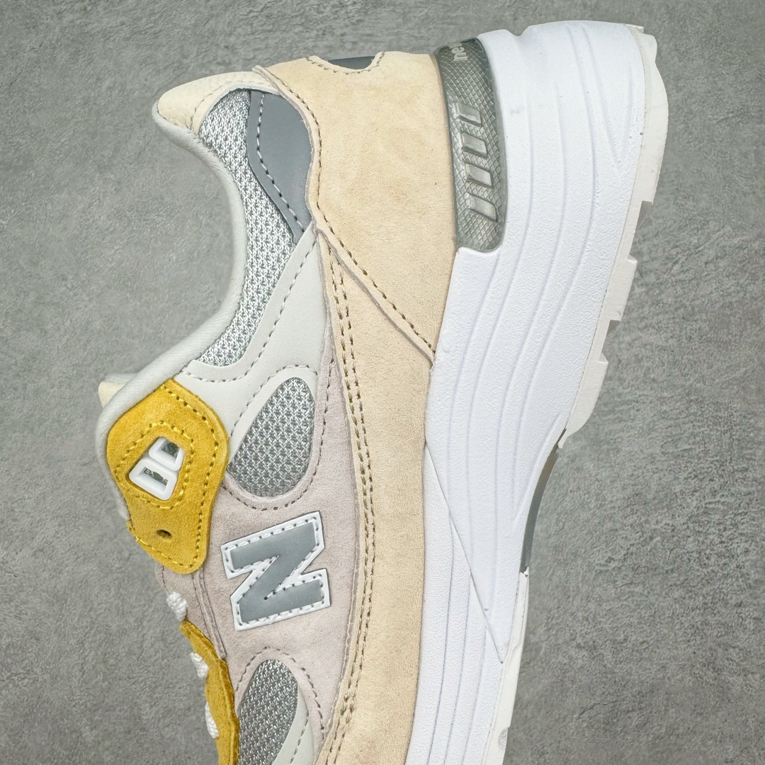 图片[7]-💰210 New Balance 新百伦NB992总统复古慢跑鞋 正确3M反光细节 原楦原纸版开发 正确6层组合底模精密开发 后跟透明TPU水晶装饰条稳固 沿用了引以为傲的跑鞋手工技艺 采用猪皮绒面并包裹局部透气网面的鞋身设计 菱网鞋舌上刻有New Balance USA 鞋面依旧身着经典的大热之灰 彰显了其高端的品质身份 尺码：36 37 37.5 38 38.5 39 40 40.5 41.5 42 42.5 43 44 45 编码：Jby2936080-运动鞋