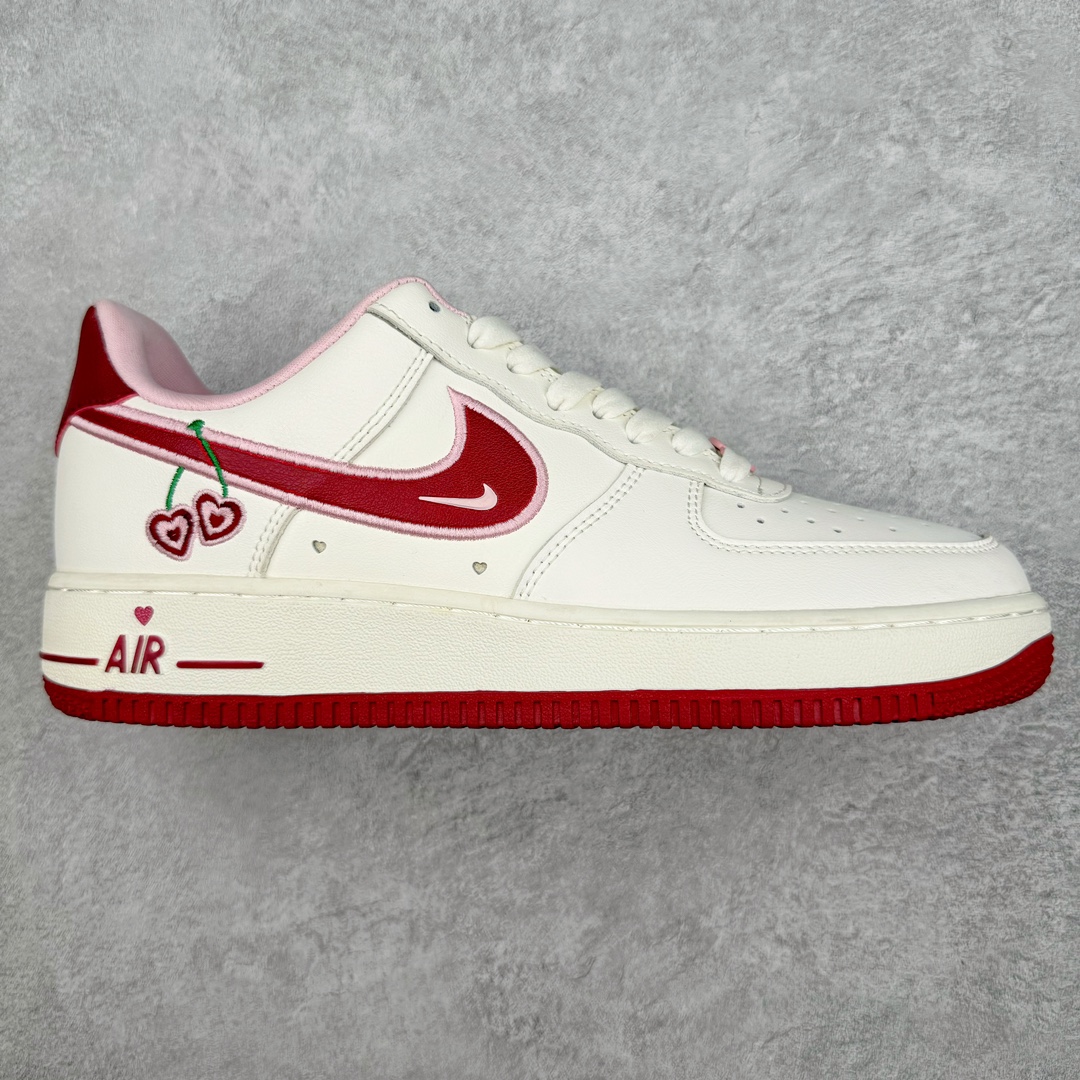 💰120 ＃纯原福利‼NK Wmns Air Force 1\’07 Low\”Valentine’s Day\”空军一号低帮经典百搭休闲运动板鞋“米白粉酒红樱桃情人节”FD4616-161 最近几年 几乎每到情人节NK都会发发力 搞出几双情人节限定来供各位鞋狗买来送女朋友。就在刚刚，情人节系列又迎来了一双全新的AF1限定鞋款！这双全新的情人节限定依旧保留了“情人节”配色的传统艺能，以最具代表性的红色和粉色调搭配复古的奶油白色呈现。鞋款的Swoosh以红色为主调，外侧用粉色刺绣包裹。同时用双钩设计在内部点缀粉色Mini Swoosh。最特别的地方在于，在Swoosh处还悬挂着一串“爱心樱桃”，既可爱有又趣味。代表情人节的爱心图案也应用在鞋款各处，无论是后跟、鞋带的金属标识还是中底的AIR字样上都有所展示。尺码：36 36.5 37.5 38 38.5 39 编码：HKby1936090-运动鞋