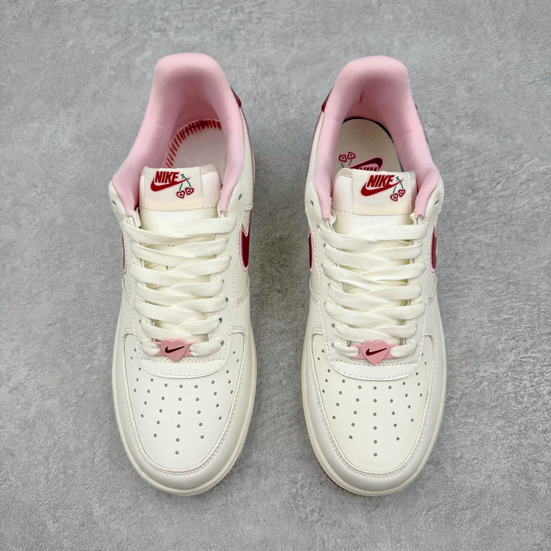 图片[2]-💰120 ＃纯原福利‼NK Wmns Air Force 1\’07 Low\”Valentine’s Day\”空军一号低帮经典百搭休闲运动板鞋“米白粉酒红樱桃情人节”FD4616-161 最近几年 几乎每到情人节NK都会发发力 搞出几双情人节限定来供各位鞋狗买来送女朋友。就在刚刚，情人节系列又迎来了一双全新的AF1限定鞋款！这双全新的情人节限定依旧保留了“情人节”配色的传统艺能，以最具代表性的红色和粉色调搭配复古的奶油白色呈现。鞋款的Swoosh以红色为主调，外侧用粉色刺绣包裹。同时用双钩设计在内部点缀粉色Mini Swoosh。最特别的地方在于，在Swoosh处还悬挂着一串“爱心樱桃”，既可爱有又趣味。代表情人节的爱心图案也应用在鞋款各处，无论是后跟、鞋带的金属标识还是中底的AIR字样上都有所展示。尺码：36 36.5 37.5 38 38.5 39 编码：HKby1936090-运动鞋