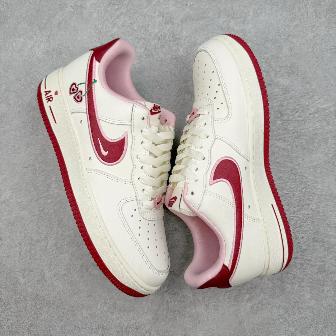 图片[3]-💰120 ＃纯原福利‼NK Wmns Air Force 1\’07 Low\”Valentine’s Day\”空军一号低帮经典百搭休闲运动板鞋“米白粉酒红樱桃情人节”FD4616-161 最近几年 几乎每到情人节NK都会发发力 搞出几双情人节限定来供各位鞋狗买来送女朋友。就在刚刚，情人节系列又迎来了一双全新的AF1限定鞋款！这双全新的情人节限定依旧保留了“情人节”配色的传统艺能，以最具代表性的红色和粉色调搭配复古的奶油白色呈现。鞋款的Swoosh以红色为主调，外侧用粉色刺绣包裹。同时用双钩设计在内部点缀粉色Mini Swoosh。最特别的地方在于，在Swoosh处还悬挂着一串“爱心樱桃”，既可爱有又趣味。代表情人节的爱心图案也应用在鞋款各处，无论是后跟、鞋带的金属标识还是中底的AIR字样上都有所展示。尺码：36 36.5 37.5 38 38.5 39 编码：HKby1936090-运动鞋