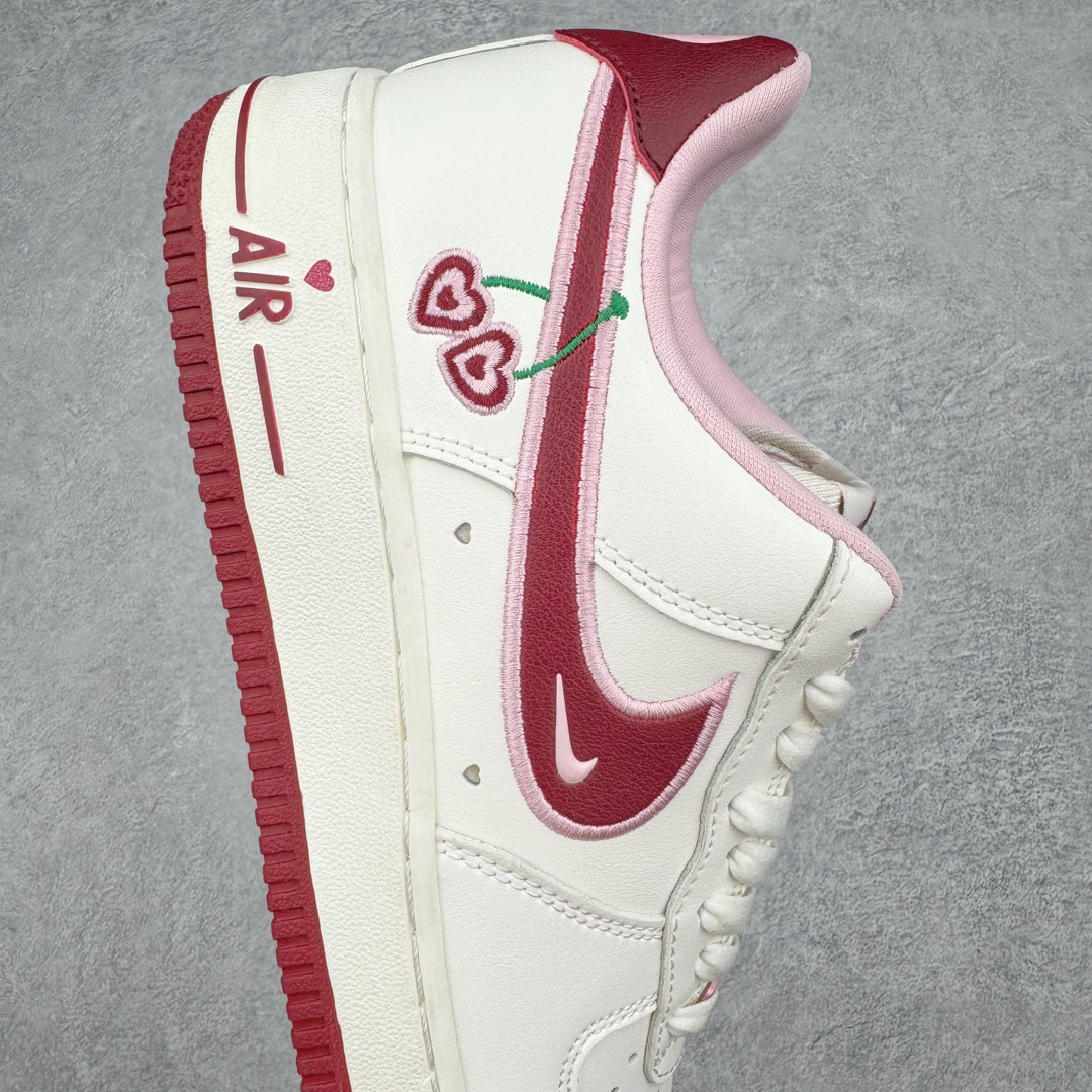 图片[6]-💰120 ＃纯原福利‼NK Wmns Air Force 1\’07 Low\”Valentine’s Day\”空军一号低帮经典百搭休闲运动板鞋“米白粉酒红樱桃情人节”FD4616-161 最近几年 几乎每到情人节NK都会发发力 搞出几双情人节限定来供各位鞋狗买来送女朋友。就在刚刚，情人节系列又迎来了一双全新的AF1限定鞋款！这双全新的情人节限定依旧保留了“情人节”配色的传统艺能，以最具代表性的红色和粉色调搭配复古的奶油白色呈现。鞋款的Swoosh以红色为主调，外侧用粉色刺绣包裹。同时用双钩设计在内部点缀粉色Mini Swoosh。最特别的地方在于，在Swoosh处还悬挂着一串“爱心樱桃”，既可爱有又趣味。代表情人节的爱心图案也应用在鞋款各处，无论是后跟、鞋带的金属标识还是中底的AIR字样上都有所展示。尺码：36 36.5 37.5 38 38.5 39 编码：HKby1936090-运动鞋