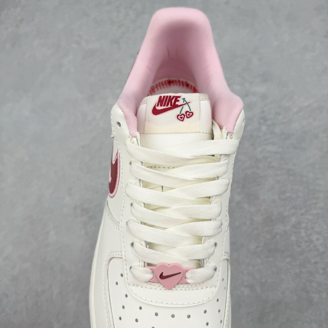 图片[5]-💰120 ＃纯原福利‼NK Wmns Air Force 1\’07 Low\”Valentine’s Day\”空军一号低帮经典百搭休闲运动板鞋“米白粉酒红樱桃情人节”FD4616-161 最近几年 几乎每到情人节NK都会发发力 搞出几双情人节限定来供各位鞋狗买来送女朋友。就在刚刚，情人节系列又迎来了一双全新的AF1限定鞋款！这双全新的情人节限定依旧保留了“情人节”配色的传统艺能，以最具代表性的红色和粉色调搭配复古的奶油白色呈现。鞋款的Swoosh以红色为主调，外侧用粉色刺绣包裹。同时用双钩设计在内部点缀粉色Mini Swoosh。最特别的地方在于，在Swoosh处还悬挂着一串“爱心樱桃”，既可爱有又趣味。代表情人节的爱心图案也应用在鞋款各处，无论是后跟、鞋带的金属标识还是中底的AIR字样上都有所展示。尺码：36 36.5 37.5 38 38.5 39 编码：HKby1936090-运动鞋