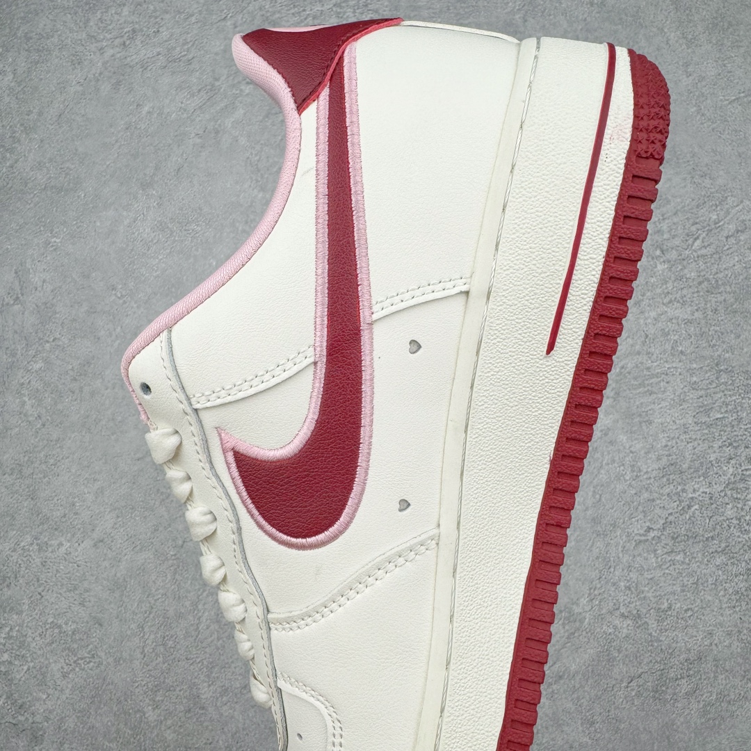 图片[7]-💰120 ＃纯原福利‼NK Wmns Air Force 1\’07 Low\”Valentine’s Day\”空军一号低帮经典百搭休闲运动板鞋“米白粉酒红樱桃情人节”FD4616-161 最近几年 几乎每到情人节NK都会发发力 搞出几双情人节限定来供各位鞋狗买来送女朋友。就在刚刚，情人节系列又迎来了一双全新的AF1限定鞋款！这双全新的情人节限定依旧保留了“情人节”配色的传统艺能，以最具代表性的红色和粉色调搭配复古的奶油白色呈现。鞋款的Swoosh以红色为主调，外侧用粉色刺绣包裹。同时用双钩设计在内部点缀粉色Mini Swoosh。最特别的地方在于，在Swoosh处还悬挂着一串“爱心樱桃”，既可爱有又趣味。代表情人节的爱心图案也应用在鞋款各处，无论是后跟、鞋带的金属标识还是中底的AIR字样上都有所展示。尺码：36 36.5 37.5 38 38.5 39 编码：HKby1936090-运动鞋