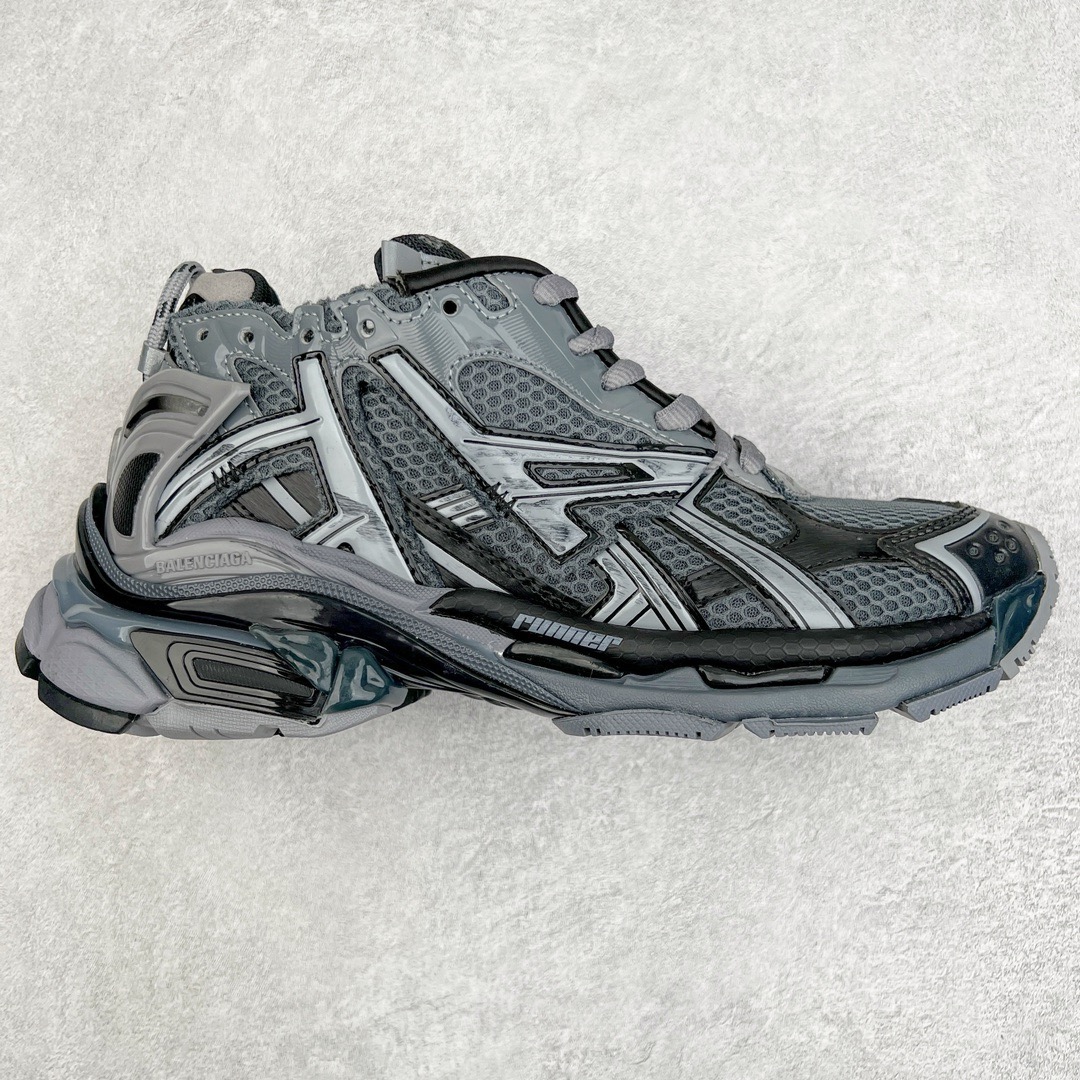 图片[4]-＃VG零售版 BALENCIAGA Runner Sneaker 巴黎世家七代慢跑系列低帮复古野跑潮流运动鞋老爹鞋 尼龙和网布材质 磨损效果 鞋头边缘印有尺码 背面浮印尺码 外侧印有跑者徽标 鞋舌刺绣 Balenciaga 品牌标识 鞋跟背面 Balenciaga品牌标识 材质采用65%聚氨酯、35%聚酯纤维 全新 Runner 鞋型轮廓借鉴于 2000 年初的复古线条 搭载大网眼面料制成鞋面基础，由粉色、白色尼龍与橡胶质地覆盖鞋面诠释线条感 当中透过几道手缝线与折损痕更是精准的掌握历经时间淬炼的破旧痕迹 延续其手法至鞋领、鞋跟、鞋带、中底等部分均饰有破损及脏污之貌 尤其是鞋领处与鞋带孔眼条更是采用不规则做旧技术将内容物泡棉随机露出 尺码：35 36 37 38 39 40 41 42 43 44 45 46-选品中心