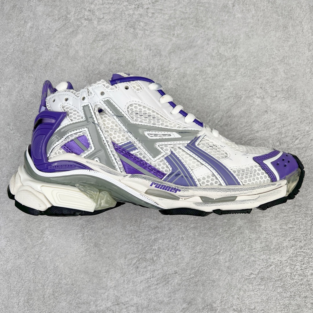图片[3]-＃VG零售版 BALENCIAGA Runner Sneaker 巴黎世家七代慢跑系列低帮复古野跑潮流运动鞋老爹鞋 尼龙和网布材质 磨损效果 鞋头边缘印有尺码 背面浮印尺码 外侧印有跑者徽标 鞋舌刺绣 Balenciaga 品牌标识 鞋跟背面 Balenciaga品牌标识 材质采用65%聚氨酯、35%聚酯纤维 全新 Runner 鞋型轮廓借鉴于 2000 年初的复古线条 搭载大网眼面料制成鞋面基础，由粉色、白色尼龍与橡胶质地覆盖鞋面诠释线条感 当中透过几道手缝线与折损痕更是精准的掌握历经时间淬炼的破旧痕迹 延续其手法至鞋领、鞋跟、鞋带、中底等部分均饰有破损及脏污之貌 尤其是鞋领处与鞋带孔眼条更是采用不规则做旧技术将内容物泡棉随机露出 尺码：35 36 37 38 39 40 41 42 43 44 45 46-选品中心