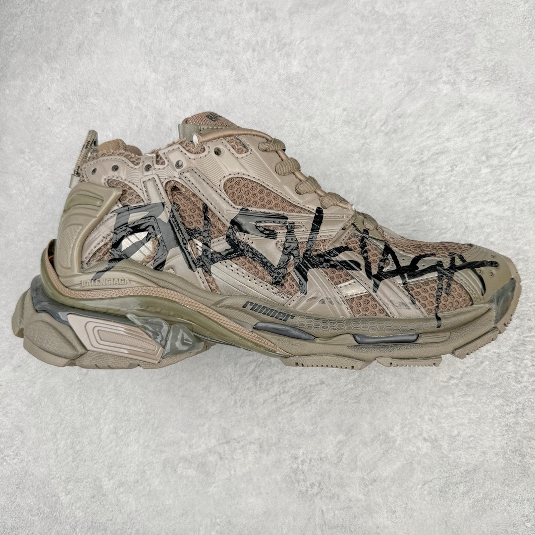 图片[5]-＃VG零售版 BALENCIAGA Runner Sneaker 巴黎世家七代慢跑系列低帮复古野跑潮流运动鞋老爹鞋 尼龙和网布材质 磨损效果 鞋头边缘印有尺码 背面浮印尺码 外侧印有跑者徽标 鞋舌刺绣 Balenciaga 品牌标识 鞋跟背面 Balenciaga品牌标识 材质采用65%聚氨酯、35%聚酯纤维 全新 Runner 鞋型轮廓借鉴于 2000 年初的复古线条 搭载大网眼面料制成鞋面基础，由粉色、白色尼龍与橡胶质地覆盖鞋面诠释线条感 当中透过几道手缝线与折损痕更是精准的掌握历经时间淬炼的破旧痕迹 延续其手法至鞋领、鞋跟、鞋带、中底等部分均饰有破损及脏污之貌 尤其是鞋领处与鞋带孔眼条更是采用不规则做旧技术将内容物泡棉随机露出 尺码：35 36 37 38 39 40 41 42 43 44 45 46-选品中心
