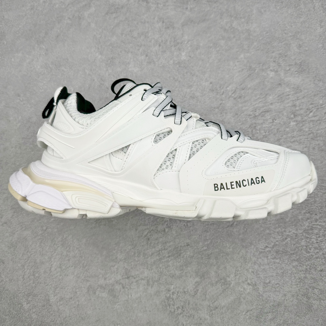 💰360 ＃VG零售版 BALENCIAGA Track 巴黎世家三代复古老爹鞋 全套原纸板楦头开发 最原汁原味的灵魂版型 全鞋荧光划线卡点 胶水把控整洁度追求极致完美 每一双都是工艺品 多重QC质检 超越公司货的品控标准 实实在在的免检产品 原盒原配 正确字体电绣 粗细、位置、大小正确 侧边TPU 透气孔匹配意产原版 正确气垫分离大底 TPU软底 原版一致大底LOGO 立体感十足 原厂皮料水洗做旧 采购原厂网纱 该款鞋采用网眼布和尼龙制成 不含皮革 鞋舌饰有Track.2橡胶品牌标识 外侧饰有橡胶品牌标识 泡沫后帮压印品牌标识 外底正面压印BB标识 由176块饰片拼接而成的铰接式鞋面 侧面配金属质感网眼布 内面配有额外金属光泽饰件 包含1副鞋带和1副备用鞋带 后帮配有拉环鞋提 动态鞋底设计 为双脚带来后续的助力 正常尺码 Size：35 36 37 38 39 40 41 42 43 44 45 46 编码：by4936030-运动鞋