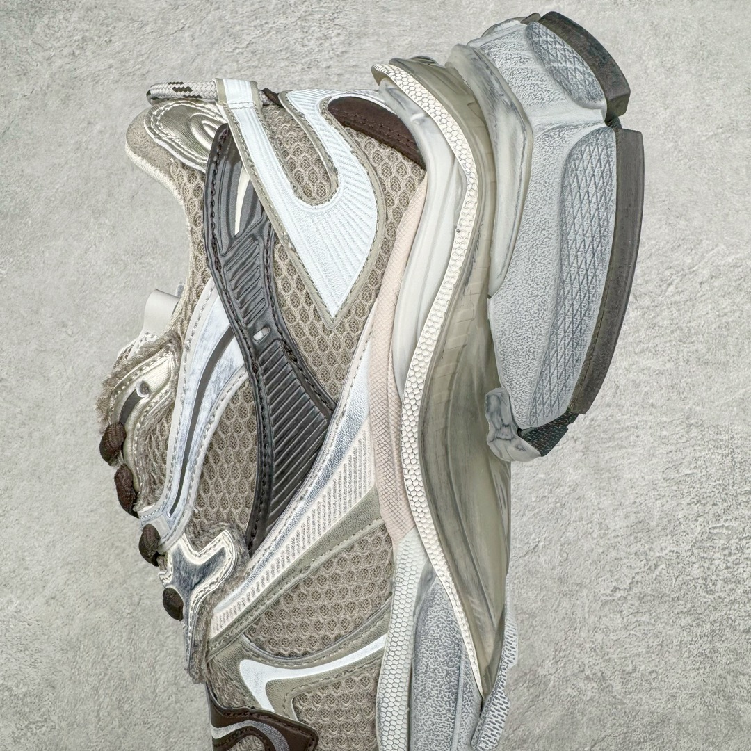 图片[7]-＃VG零售版 BALENCIAGA Runner Sneaker 巴黎世家七代慢跑系列低帮复古野跑潮流运动鞋老爹鞋 尼龙和网布材质 磨损效果 鞋头边缘印有尺码 背面浮印尺码 外侧印有跑者徽标 鞋舌刺绣 Balenciaga 品牌标识 鞋跟背面 Balenciaga品牌标识 材质采用65%聚氨酯、35%聚酯纤维 全新 Runner 鞋型轮廓借鉴于 2000 年初的复古线条 搭载大网眼面料制成鞋面基础，由粉色、白色尼龍与橡胶质地覆盖鞋面诠释线条感 当中透过几道手缝线与折损痕更是精准的掌握历经时间淬炼的破旧痕迹 延续其手法至鞋领、鞋跟、鞋带、中底等部分均饰有破损及脏污之貌 尤其是鞋领处与鞋带孔眼条更是采用不规则做旧技术将内容物泡棉随机露出 尺码：35 36 37 38 39 40 41 42 43 44 45 46-选品中心