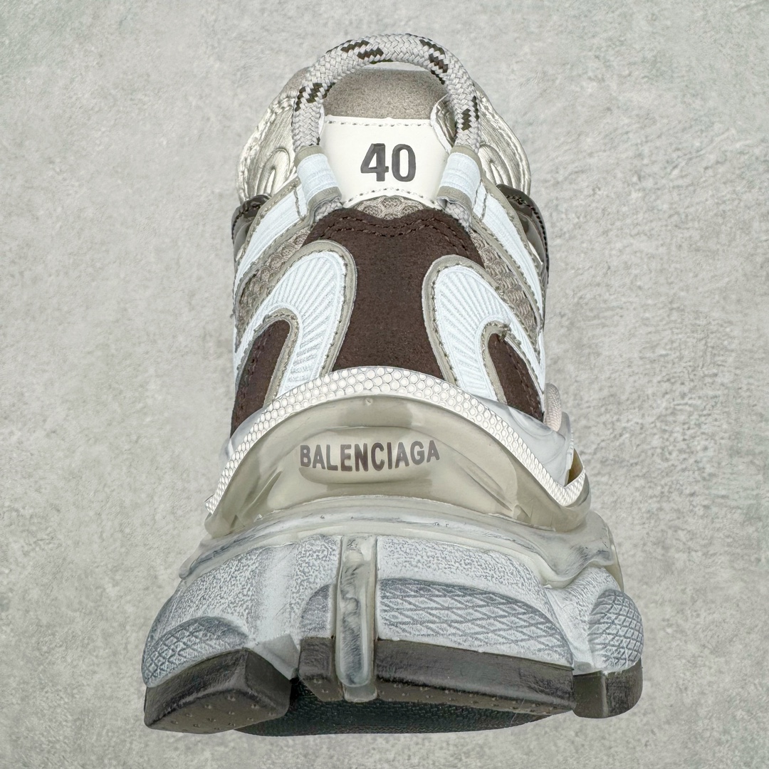 图片[8]-＃VG零售版 BALENCIAGA Runner Sneaker 巴黎世家七代慢跑系列低帮复古野跑潮流运动鞋老爹鞋 尼龙和网布材质 磨损效果 鞋头边缘印有尺码 背面浮印尺码 外侧印有跑者徽标 鞋舌刺绣 Balenciaga 品牌标识 鞋跟背面 Balenciaga品牌标识 材质采用65%聚氨酯、35%聚酯纤维 全新 Runner 鞋型轮廓借鉴于 2000 年初的复古线条 搭载大网眼面料制成鞋面基础，由粉色、白色尼龍与橡胶质地覆盖鞋面诠释线条感 当中透过几道手缝线与折损痕更是精准的掌握历经时间淬炼的破旧痕迹 延续其手法至鞋领、鞋跟、鞋带、中底等部分均饰有破损及脏污之貌 尤其是鞋领处与鞋带孔眼条更是采用不规则做旧技术将内容物泡棉随机露出 尺码：35 36 37 38 39 40 41 42 43 44 45 46-选品中心