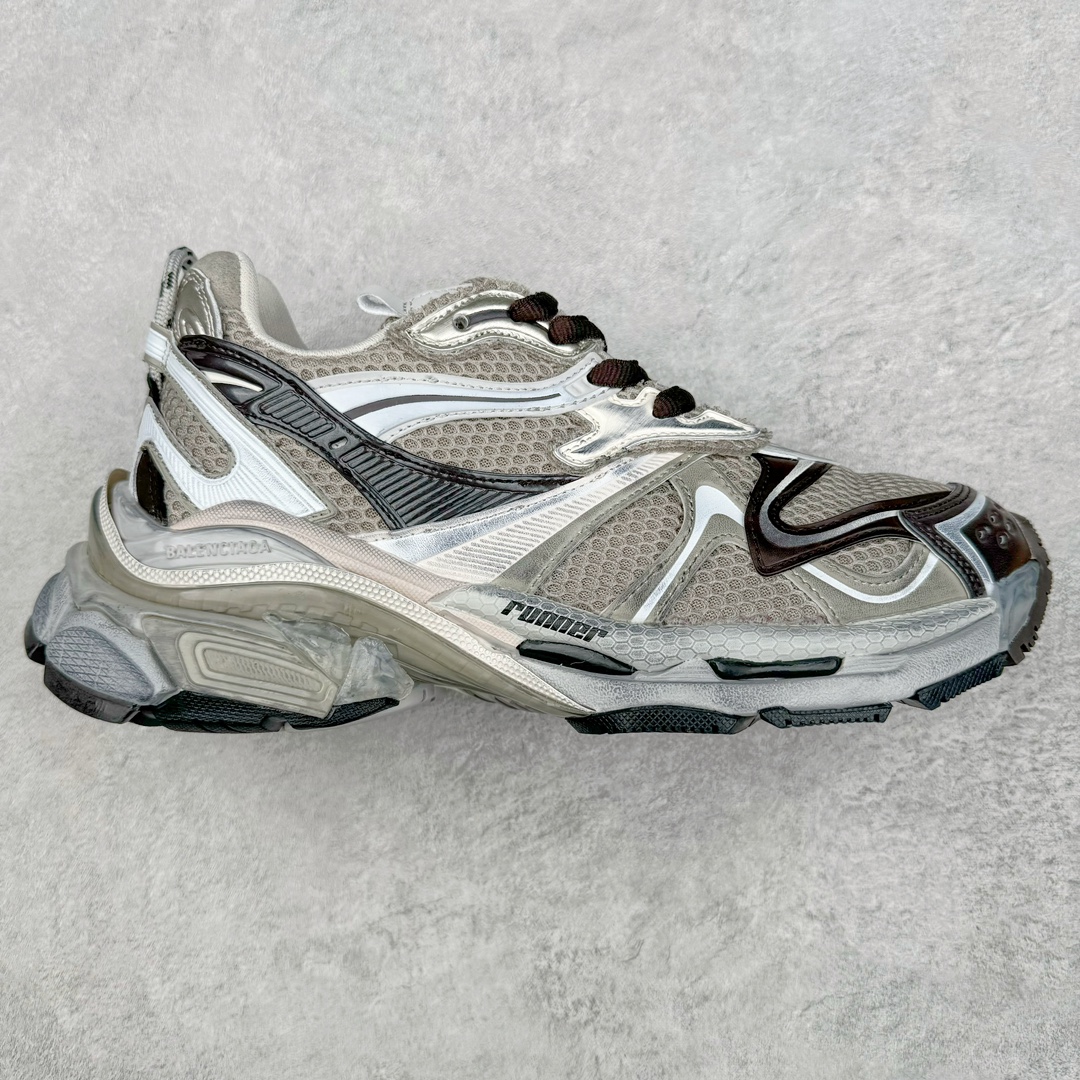 ＃VG零售版 BALENCIAGA Runner Sneaker 巴黎世家七代慢跑系列低帮复古野跑潮流运动鞋老爹鞋 尼龙和网布材质 磨损效果 鞋头边缘印有尺码 背面浮印尺码 外侧印有跑者徽标 鞋舌刺绣 Balenciaga 品牌标识 鞋跟背面 Balenciaga品牌标识 材质采用65%聚氨酯、35%聚酯纤维 全新 Runner 鞋型轮廓借鉴于 2000 年初的复古线条 搭载大网眼面料制成鞋面基础，由粉色、白色尼龍与橡胶质地覆盖鞋面诠释线条感 当中透过几道手缝线与折损痕更是精准的掌握历经时间淬炼的破旧痕迹 延续其手法至鞋领、鞋跟、鞋带、中底等部分均饰有破损及脏污之貌 尤其是鞋领处与鞋带孔眼条更是采用不规则做旧技术将内容物泡棉随机露出 尺码：35 36 37 38 39 40 41 42 43 44 45 46-选品中心