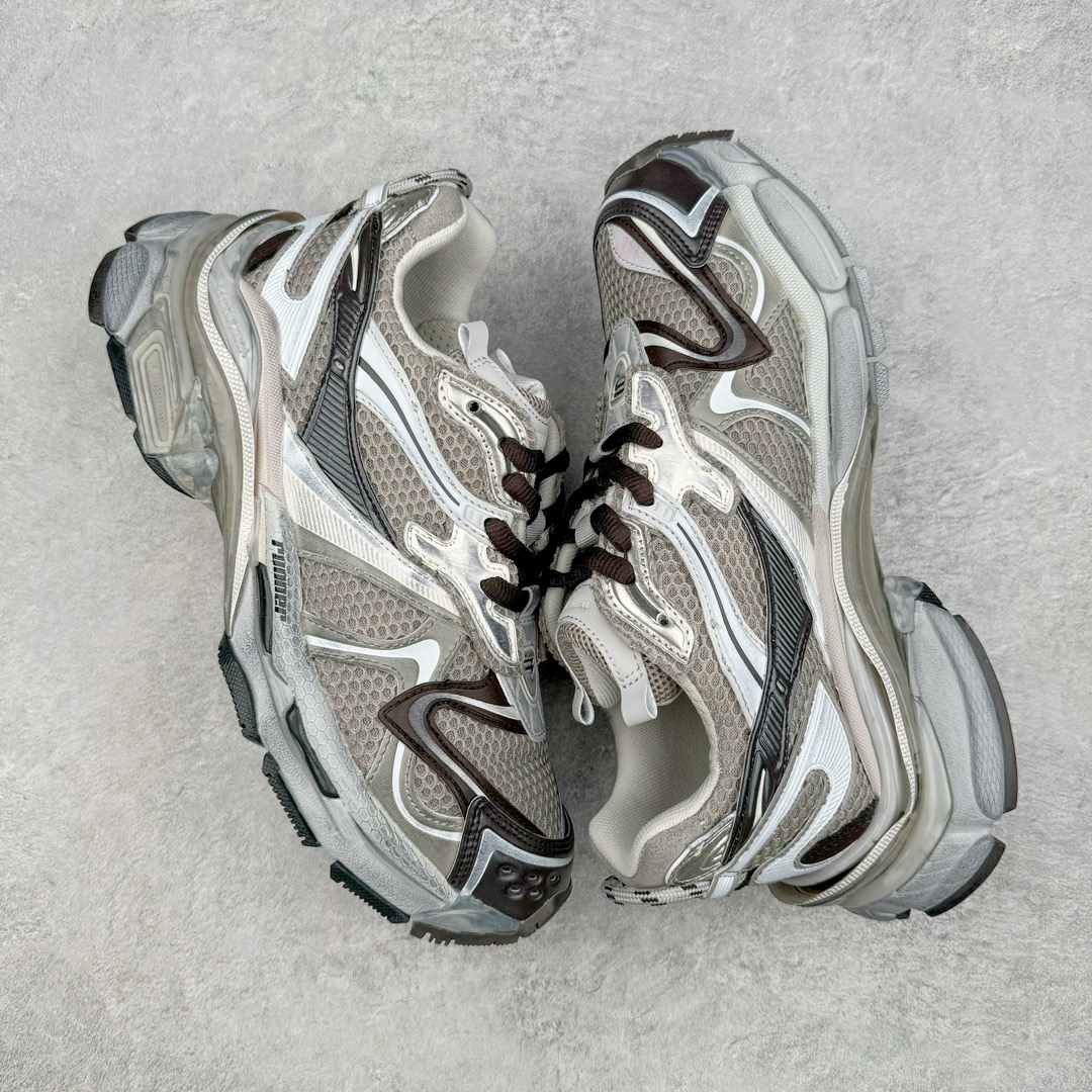 图片[3]-＃VG零售版 BALENCIAGA Runner Sneaker 巴黎世家七代慢跑系列低帮复古野跑潮流运动鞋老爹鞋 尼龙和网布材质 磨损效果 鞋头边缘印有尺码 背面浮印尺码 外侧印有跑者徽标 鞋舌刺绣 Balenciaga 品牌标识 鞋跟背面 Balenciaga品牌标识 材质采用65%聚氨酯、35%聚酯纤维 全新 Runner 鞋型轮廓借鉴于 2000 年初的复古线条 搭载大网眼面料制成鞋面基础，由粉色、白色尼龍与橡胶质地覆盖鞋面诠释线条感 当中透过几道手缝线与折损痕更是精准的掌握历经时间淬炼的破旧痕迹 延续其手法至鞋领、鞋跟、鞋带、中底等部分均饰有破损及脏污之貌 尤其是鞋领处与鞋带孔眼条更是采用不规则做旧技术将内容物泡棉随机露出 尺码：35 36 37 38 39 40 41 42 43 44 45 46-选品中心