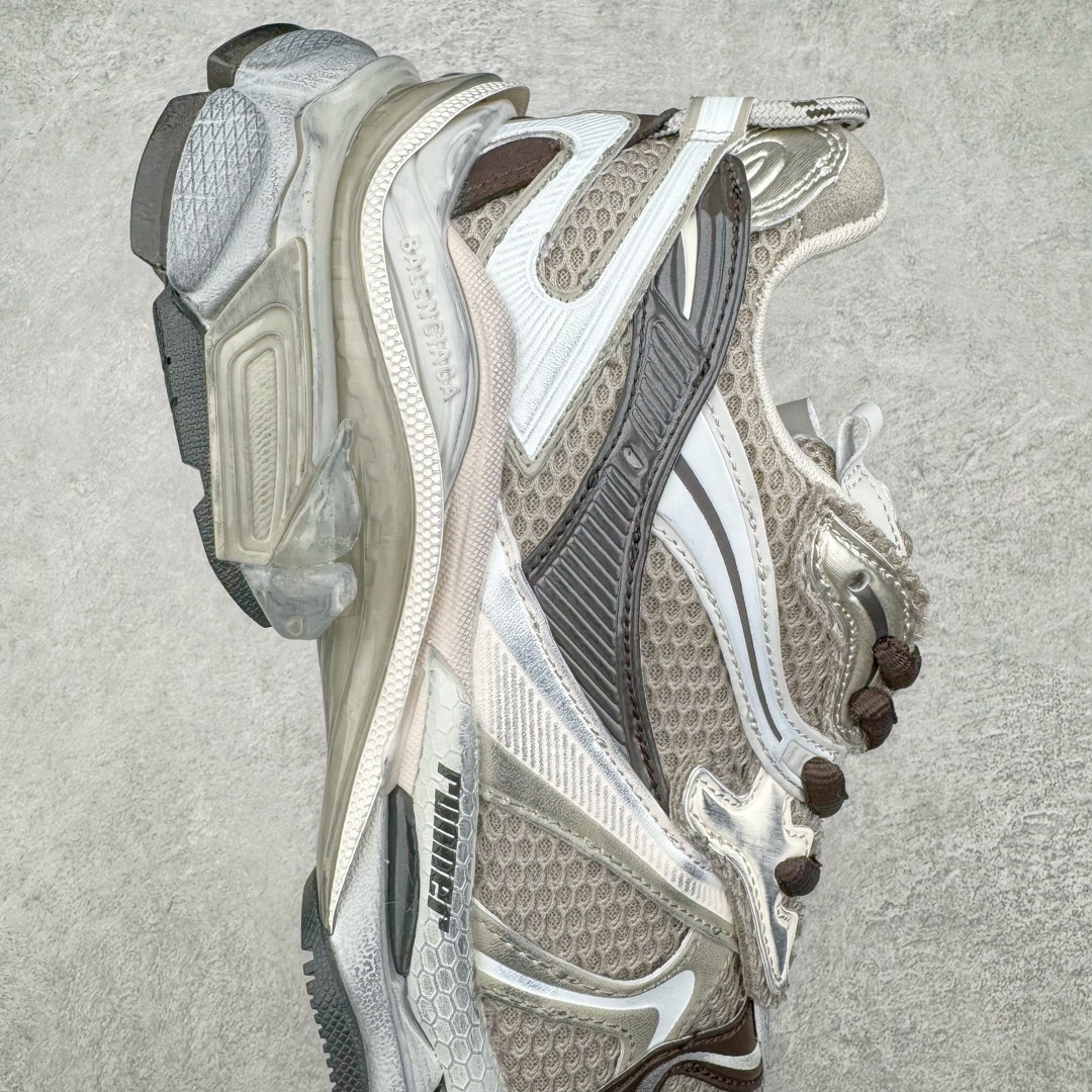 图片[6]-＃VG零售版 BALENCIAGA Runner Sneaker 巴黎世家七代慢跑系列低帮复古野跑潮流运动鞋老爹鞋 尼龙和网布材质 磨损效果 鞋头边缘印有尺码 背面浮印尺码 外侧印有跑者徽标 鞋舌刺绣 Balenciaga 品牌标识 鞋跟背面 Balenciaga品牌标识 材质采用65%聚氨酯、35%聚酯纤维 全新 Runner 鞋型轮廓借鉴于 2000 年初的复古线条 搭载大网眼面料制成鞋面基础，由粉色、白色尼龍与橡胶质地覆盖鞋面诠释线条感 当中透过几道手缝线与折损痕更是精准的掌握历经时间淬炼的破旧痕迹 延续其手法至鞋领、鞋跟、鞋带、中底等部分均饰有破损及脏污之貌 尤其是鞋领处与鞋带孔眼条更是采用不规则做旧技术将内容物泡棉随机露出 尺码：35 36 37 38 39 40 41 42 43 44 45 46-选品中心