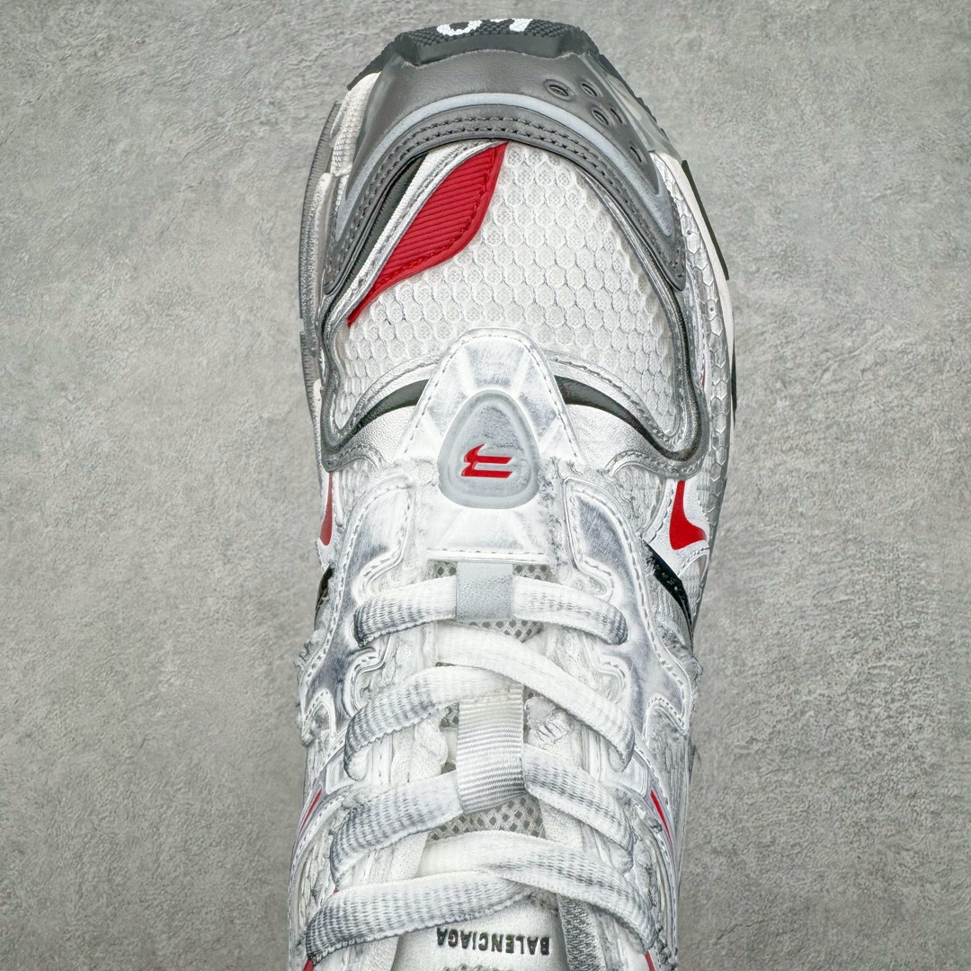 图片[4]-＃VG零售版 BALENCIAGA Runner Sneaker 巴黎世家七代慢跑系列低帮复古野跑潮流运动鞋老爹鞋 尼龙和网布材质 磨损效果 鞋头边缘印有尺码 背面浮印尺码 外侧印有跑者徽标 鞋舌刺绣 Balenciaga 品牌标识 鞋跟背面 Balenciaga品牌标识 材质采用65%聚氨酯、35%聚酯纤维 全新 Runner 鞋型轮廓借鉴于 2000 年初的复古线条 搭载大网眼面料制成鞋面基础，由粉色、白色尼龍与橡胶质地覆盖鞋面诠释线条感 当中透过几道手缝线与折损痕更是精准的掌握历经时间淬炼的破旧痕迹 延续其手法至鞋领、鞋跟、鞋带、中底等部分均饰有破损及脏污之貌 尤其是鞋领处与鞋带孔眼条更是采用不规则做旧技术将内容物泡棉随机露出 尺码：35 36 37 38 39 40 41 42 43 44 45 46-选品中心