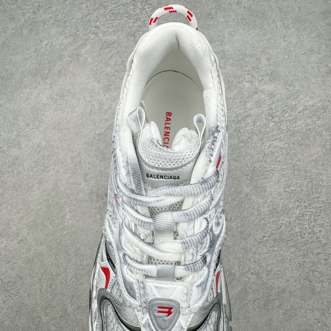 图片[5]-＃VG零售版 BALENCIAGA Runner Sneaker 巴黎世家七代慢跑系列低帮复古野跑潮流运动鞋老爹鞋 尼龙和网布材质 磨损效果 鞋头边缘印有尺码 背面浮印尺码 外侧印有跑者徽标 鞋舌刺绣 Balenciaga 品牌标识 鞋跟背面 Balenciaga品牌标识 材质采用65%聚氨酯、35%聚酯纤维 全新 Runner 鞋型轮廓借鉴于 2000 年初的复古线条 搭载大网眼面料制成鞋面基础，由粉色、白色尼龍与橡胶质地覆盖鞋面诠释线条感 当中透过几道手缝线与折损痕更是精准的掌握历经时间淬炼的破旧痕迹 延续其手法至鞋领、鞋跟、鞋带、中底等部分均饰有破损及脏污之貌 尤其是鞋领处与鞋带孔眼条更是采用不规则做旧技术将内容物泡棉随机露出 尺码：35 36 37 38 39 40 41 42 43 44 45 46-选品中心