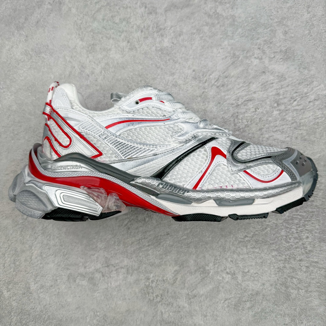 ＃VG零售版 BALENCIAGA Runner Sneaker 巴黎世家七代慢跑系列低帮复古野跑潮流运动鞋老爹鞋 尼龙和网布材质 磨损效果 鞋头边缘印有尺码 背面浮印尺码 外侧印有跑者徽标 鞋舌刺绣 Balenciaga 品牌标识 鞋跟背面 Balenciaga品牌标识 材质采用65%聚氨酯、35%聚酯纤维 全新 Runner 鞋型轮廓借鉴于 2000 年初的复古线条 搭载大网眼面料制成鞋面基础，由粉色、白色尼龍与橡胶质地覆盖鞋面诠释线条感 当中透过几道手缝线与折损痕更是精准的掌握历经时间淬炼的破旧痕迹 延续其手法至鞋领、鞋跟、鞋带、中底等部分均饰有破损及脏污之貌 尤其是鞋领处与鞋带孔眼条更是采用不规则做旧技术将内容物泡棉随机露出 尺码：35 36 37 38 39 40 41 42 43 44 45 46-选品中心