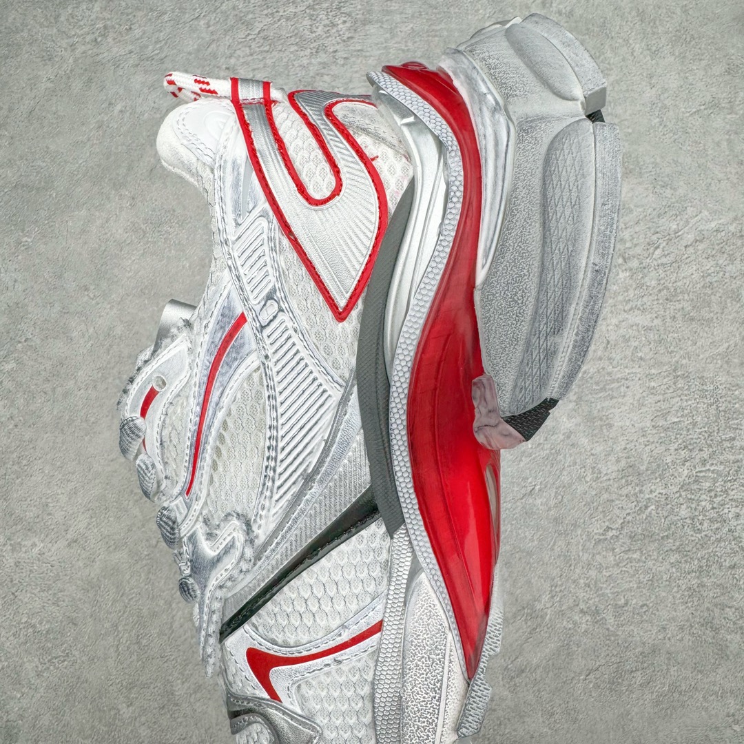 图片[7]-＃VG零售版 BALENCIAGA Runner Sneaker 巴黎世家七代慢跑系列低帮复古野跑潮流运动鞋老爹鞋 尼龙和网布材质 磨损效果 鞋头边缘印有尺码 背面浮印尺码 外侧印有跑者徽标 鞋舌刺绣 Balenciaga 品牌标识 鞋跟背面 Balenciaga品牌标识 材质采用65%聚氨酯、35%聚酯纤维 全新 Runner 鞋型轮廓借鉴于 2000 年初的复古线条 搭载大网眼面料制成鞋面基础，由粉色、白色尼龍与橡胶质地覆盖鞋面诠释线条感 当中透过几道手缝线与折损痕更是精准的掌握历经时间淬炼的破旧痕迹 延续其手法至鞋领、鞋跟、鞋带、中底等部分均饰有破损及脏污之貌 尤其是鞋领处与鞋带孔眼条更是采用不规则做旧技术将内容物泡棉随机露出 尺码：35 36 37 38 39 40 41 42 43 44 45 46-选品中心