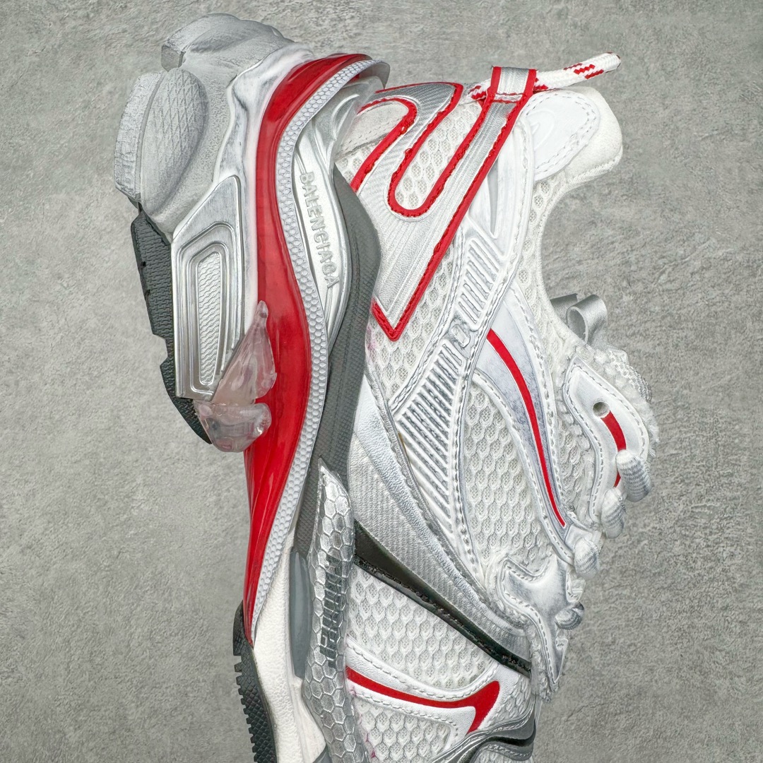 图片[6]-＃VG零售版 BALENCIAGA Runner Sneaker 巴黎世家七代慢跑系列低帮复古野跑潮流运动鞋老爹鞋 尼龙和网布材质 磨损效果 鞋头边缘印有尺码 背面浮印尺码 外侧印有跑者徽标 鞋舌刺绣 Balenciaga 品牌标识 鞋跟背面 Balenciaga品牌标识 材质采用65%聚氨酯、35%聚酯纤维 全新 Runner 鞋型轮廓借鉴于 2000 年初的复古线条 搭载大网眼面料制成鞋面基础，由粉色、白色尼龍与橡胶质地覆盖鞋面诠释线条感 当中透过几道手缝线与折损痕更是精准的掌握历经时间淬炼的破旧痕迹 延续其手法至鞋领、鞋跟、鞋带、中底等部分均饰有破损及脏污之貌 尤其是鞋领处与鞋带孔眼条更是采用不规则做旧技术将内容物泡棉随机露出 尺码：35 36 37 38 39 40 41 42 43 44 45 46-选品中心