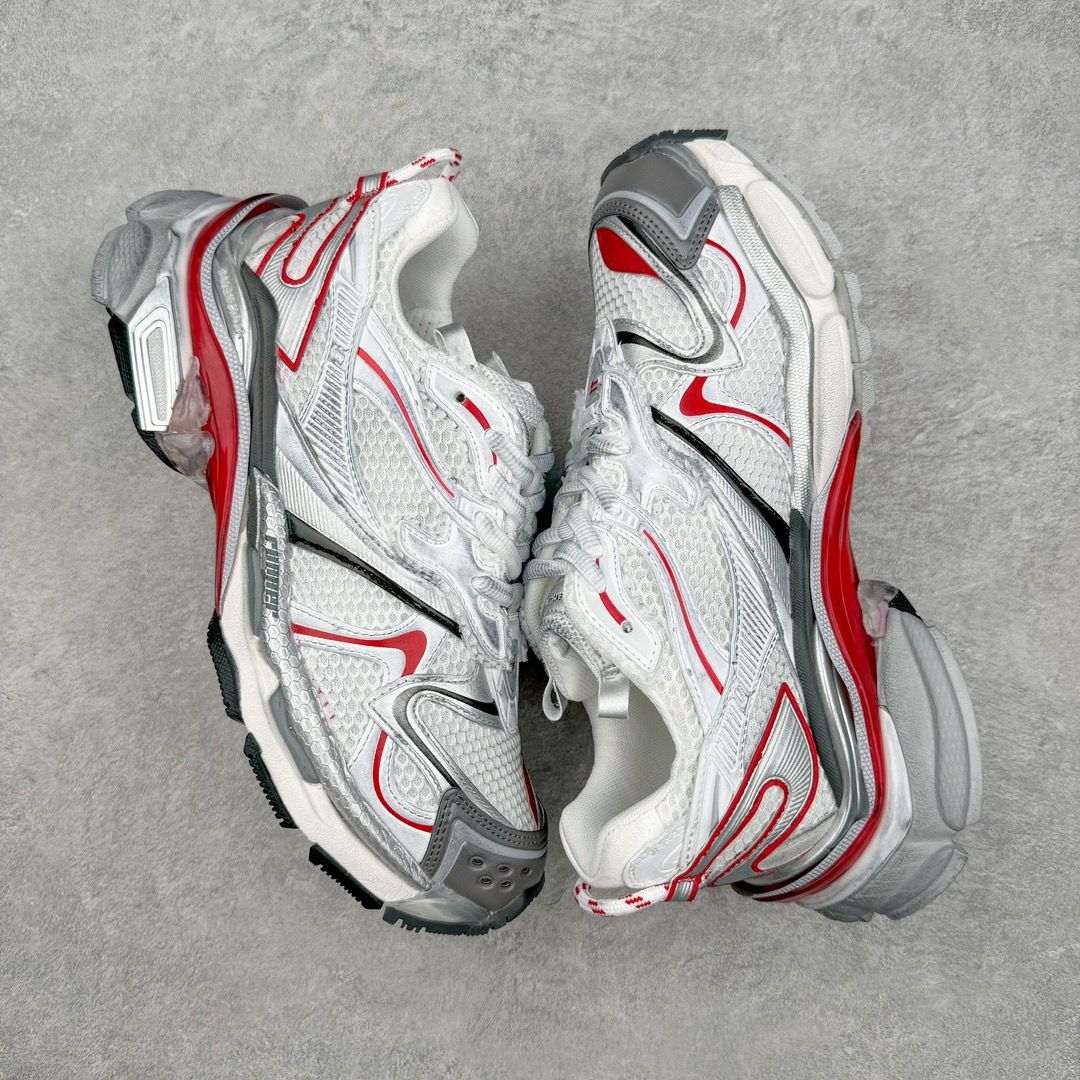 图片[3]-＃VG零售版 BALENCIAGA Runner Sneaker 巴黎世家七代慢跑系列低帮复古野跑潮流运动鞋老爹鞋 尼龙和网布材质 磨损效果 鞋头边缘印有尺码 背面浮印尺码 外侧印有跑者徽标 鞋舌刺绣 Balenciaga 品牌标识 鞋跟背面 Balenciaga品牌标识 材质采用65%聚氨酯、35%聚酯纤维 全新 Runner 鞋型轮廓借鉴于 2000 年初的复古线条 搭载大网眼面料制成鞋面基础，由粉色、白色尼龍与橡胶质地覆盖鞋面诠释线条感 当中透过几道手缝线与折损痕更是精准的掌握历经时间淬炼的破旧痕迹 延续其手法至鞋领、鞋跟、鞋带、中底等部分均饰有破损及脏污之貌 尤其是鞋领处与鞋带孔眼条更是采用不规则做旧技术将内容物泡棉随机露出 尺码：35 36 37 38 39 40 41 42 43 44 45 46-选品中心