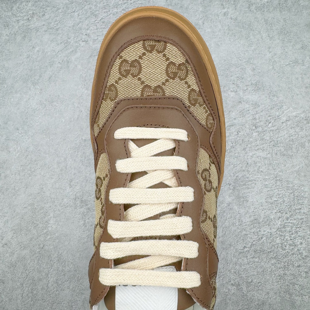 图片[4]-＃纯原福利 Gucci Chunky B Screener GG 古驰饼干鞋运动休闲鞋系列 纯原级别 原版盒子 官方一致原版 原标原盒 官方全套配件 原装雪梨形超软沙绒纸团 手工上线 不开胶 该品牌鞋款在制作中使用的是环保植物胶水 采用版凝胶技术(空胶工艺）存在一些缝隙属于正常现象 不用担心会影响到您的正常使用效果 采用厚底结构 巧妙运用外观设计、配色和材质三重元素 展现出复古风范 别致的橡胶鞋底 搭配米色和乌木色经典GG帆布鞋身及同色调皮革滚边 突显时尚大气的品味 尺码：35 36 37 38 39 40 41 42 43 44 45-选品中心