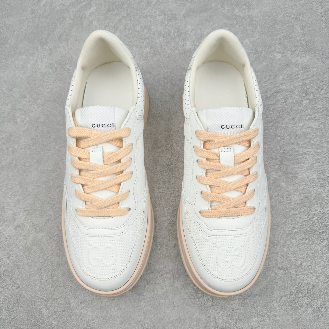 图片[2]-＃纯原福利 Gucci Chunky B Screener GG 古驰饼干鞋运动休闲鞋系列 纯原级别 原版盒子 官方一致原版 原标原盒 官方全套配件 原装雪梨形超软沙绒纸团 手工上线 不开胶 该品牌鞋款在制作中使用的是环保植物胶水 采用版凝胶技术(空胶工艺）存在一些缝隙属于正常现象 不用担心会影响到您的正常使用效果 采用厚底结构 巧妙运用外观设计、配色和材质三重元素 展现出复古风范 别致的橡胶鞋底 搭配米色和乌木色经典GG帆布鞋身及同色调皮革滚边 突显时尚大气的品味 尺码：35 36 37 38 39 40 41 42 43 44 45-选品中心