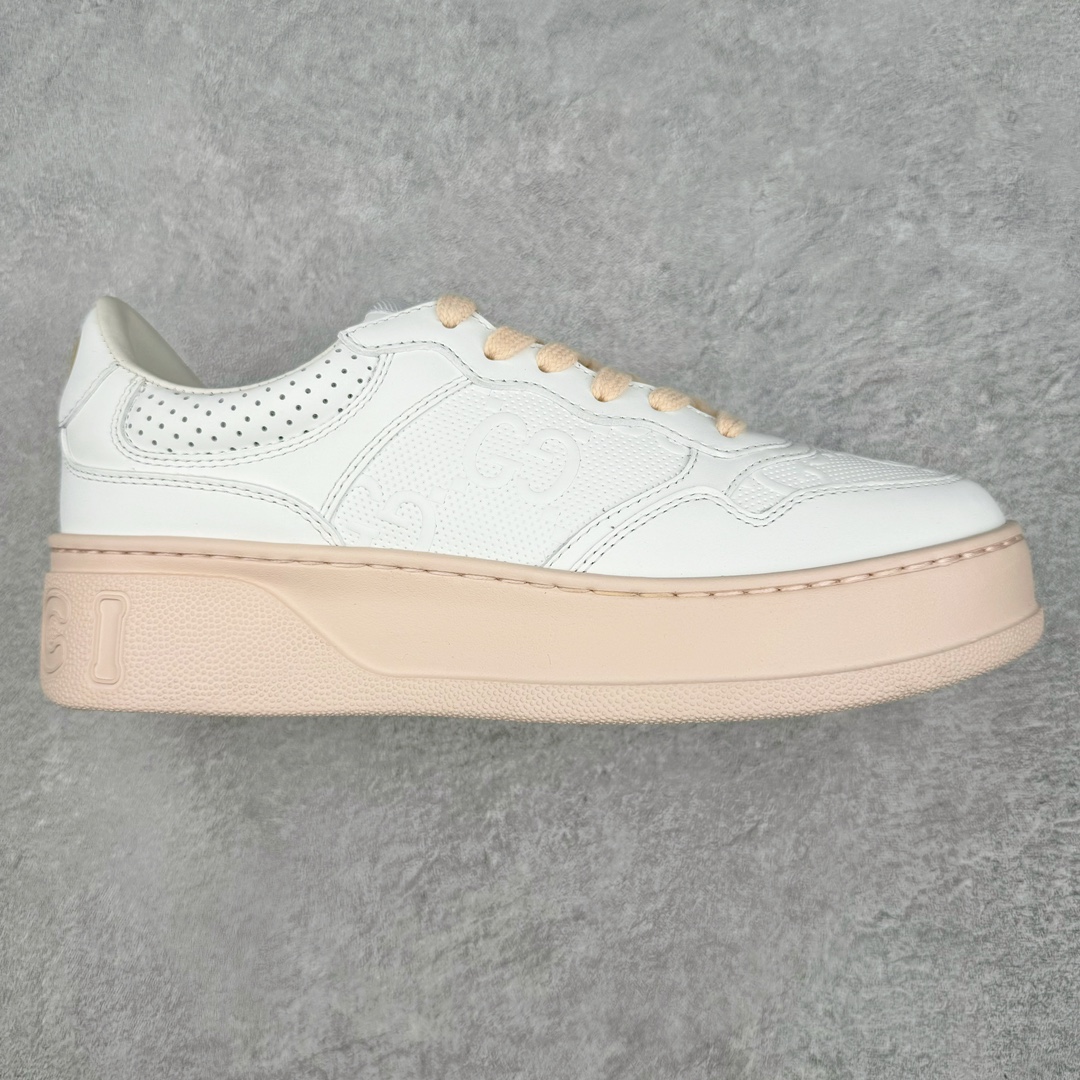 ＃纯原福利 Gucci Chunky B Screener GG 古驰饼干鞋运动休闲鞋系列 纯原级别 原版盒子 官方一致原版 原标原盒 官方全套配件 原装雪梨形超软沙绒纸团 手工上线 不开胶 该品牌鞋款在制作中使用的是环保植物胶水 采用版凝胶技术(空胶工艺）存在一些缝隙属于正常现象 不用担心会影响到您的正常使用效果 采用厚底结构 巧妙运用外观设计、配色和材质三重元素 展现出复古风范 别致的橡胶鞋底 搭配米色和乌木色经典GG帆布鞋身及同色调皮革滚边 突显时尚大气的品味 尺码：35 36 37 38 39 40 41 42 43 44 45-选品中心