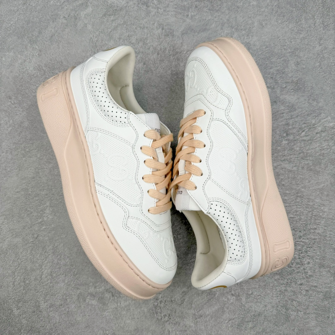 图片[3]-＃纯原福利 Gucci Chunky B Screener GG 古驰饼干鞋运动休闲鞋系列 纯原级别 原版盒子 官方一致原版 原标原盒 官方全套配件 原装雪梨形超软沙绒纸团 手工上线 不开胶 该品牌鞋款在制作中使用的是环保植物胶水 采用版凝胶技术(空胶工艺）存在一些缝隙属于正常现象 不用担心会影响到您的正常使用效果 采用厚底结构 巧妙运用外观设计、配色和材质三重元素 展现出复古风范 别致的橡胶鞋底 搭配米色和乌木色经典GG帆布鞋身及同色调皮革滚边 突显时尚大气的品味 尺码：35 36 37 38 39 40 41 42 43 44 45-选品中心