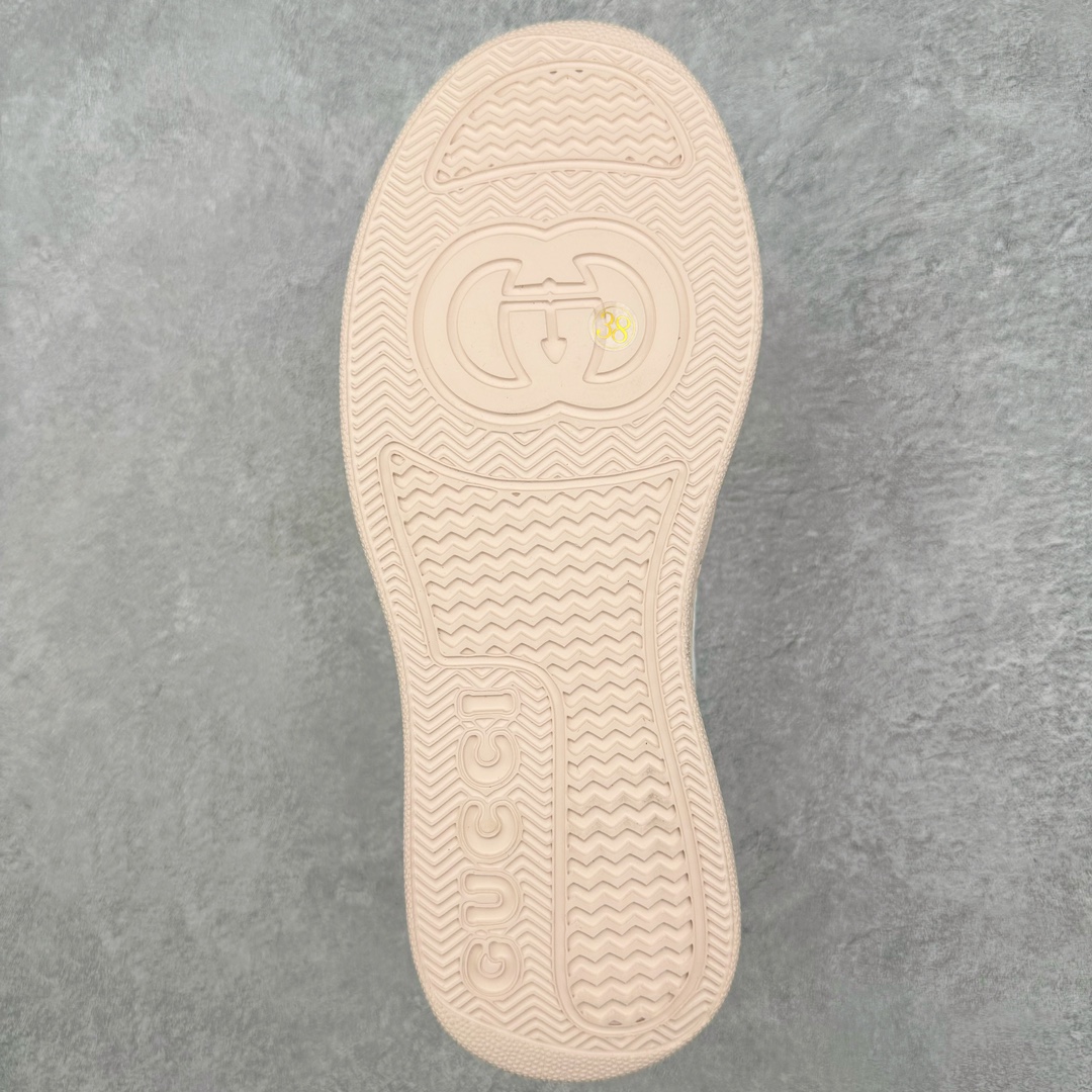 图片[9]-＃纯原福利 Gucci Chunky B Screener GG 古驰饼干鞋运动休闲鞋系列 纯原级别 原版盒子 官方一致原版 原标原盒 官方全套配件 原装雪梨形超软沙绒纸团 手工上线 不开胶 该品牌鞋款在制作中使用的是环保植物胶水 采用版凝胶技术(空胶工艺）存在一些缝隙属于正常现象 不用担心会影响到您的正常使用效果 采用厚底结构 巧妙运用外观设计、配色和材质三重元素 展现出复古风范 别致的橡胶鞋底 搭配米色和乌木色经典GG帆布鞋身及同色调皮革滚边 突显时尚大气的品味 尺码：35 36 37 38 39 40 41 42 43 44 45-选品中心