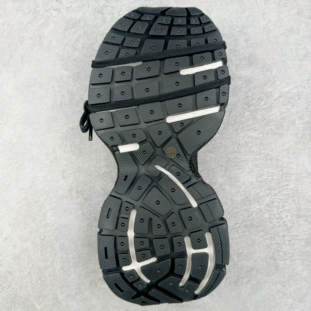 图片[9]-＃纯原 BALENCIAGA 3XL Sneakers 巴黎世家十代网布系带低帮走秀复古老爹鞋 黑色闪钻 全套原纸板楦头开发 最原汁原味的灵魂版型 全鞋荧光划线卡点 胶水把控整洁度追求极致完美 每一双都是工艺品 多重QC质检 超越公司货的品控标准 实实在在的免检产品 原盒原配 正确字体电绣 粗细、位置、大小正确 侧边TPU 透气孔匹配意产原版 正确分离大底 TPU软底 原版一致大底LOGO 立体感十足 原厂皮料水洗做旧 采购原厂网纱 不含皮革 网布材料和聚氨酯 磨损效果 鞋头边缘和后帮 Balenciaga 徽标 鞋面和后跟凸印尺码 鞋舌 3XL 橡胶品牌标识和反光细节 鞋帮拉袢和鞋舌拉祥 配反光细节 备用鞋带在鞋履前侧 可在穿着前取下 便于不同造型搭配 正常尺码 尺码：35 36 37 38 39 40 41 42 43 44 45 46-选品中心