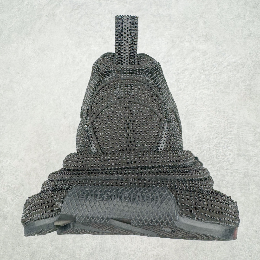 图片[8]-＃纯原 BALENCIAGA 3XL Sneakers 巴黎世家十代网布系带低帮走秀复古老爹鞋 黑色闪钻 全套原纸板楦头开发 最原汁原味的灵魂版型 全鞋荧光划线卡点 胶水把控整洁度追求极致完美 每一双都是工艺品 多重QC质检 超越公司货的品控标准 实实在在的免检产品 原盒原配 正确字体电绣 粗细、位置、大小正确 侧边TPU 透气孔匹配意产原版 正确分离大底 TPU软底 原版一致大底LOGO 立体感十足 原厂皮料水洗做旧 采购原厂网纱 不含皮革 网布材料和聚氨酯 磨损效果 鞋头边缘和后帮 Balenciaga 徽标 鞋面和后跟凸印尺码 鞋舌 3XL 橡胶品牌标识和反光细节 鞋帮拉袢和鞋舌拉祥 配反光细节 备用鞋带在鞋履前侧 可在穿着前取下 便于不同造型搭配 正常尺码 尺码：35 36 37 38 39 40 41 42 43 44 45 46-选品中心