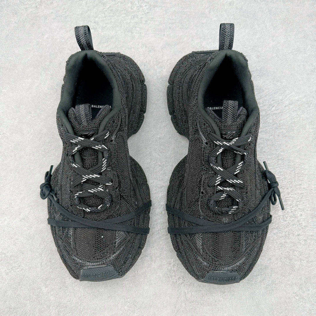 图片[2]-＃纯原 BALENCIAGA 3XL Sneakers 巴黎世家十代网布系带低帮走秀复古老爹鞋 黑色闪钻 全套原纸板楦头开发 最原汁原味的灵魂版型 全鞋荧光划线卡点 胶水把控整洁度追求极致完美 每一双都是工艺品 多重QC质检 超越公司货的品控标准 实实在在的免检产品 原盒原配 正确字体电绣 粗细、位置、大小正确 侧边TPU 透气孔匹配意产原版 正确分离大底 TPU软底 原版一致大底LOGO 立体感十足 原厂皮料水洗做旧 采购原厂网纱 不含皮革 网布材料和聚氨酯 磨损效果 鞋头边缘和后帮 Balenciaga 徽标 鞋面和后跟凸印尺码 鞋舌 3XL 橡胶品牌标识和反光细节 鞋帮拉袢和鞋舌拉祥 配反光细节 备用鞋带在鞋履前侧 可在穿着前取下 便于不同造型搭配 正常尺码 尺码：35 36 37 38 39 40 41 42 43 44 45 46-选品中心