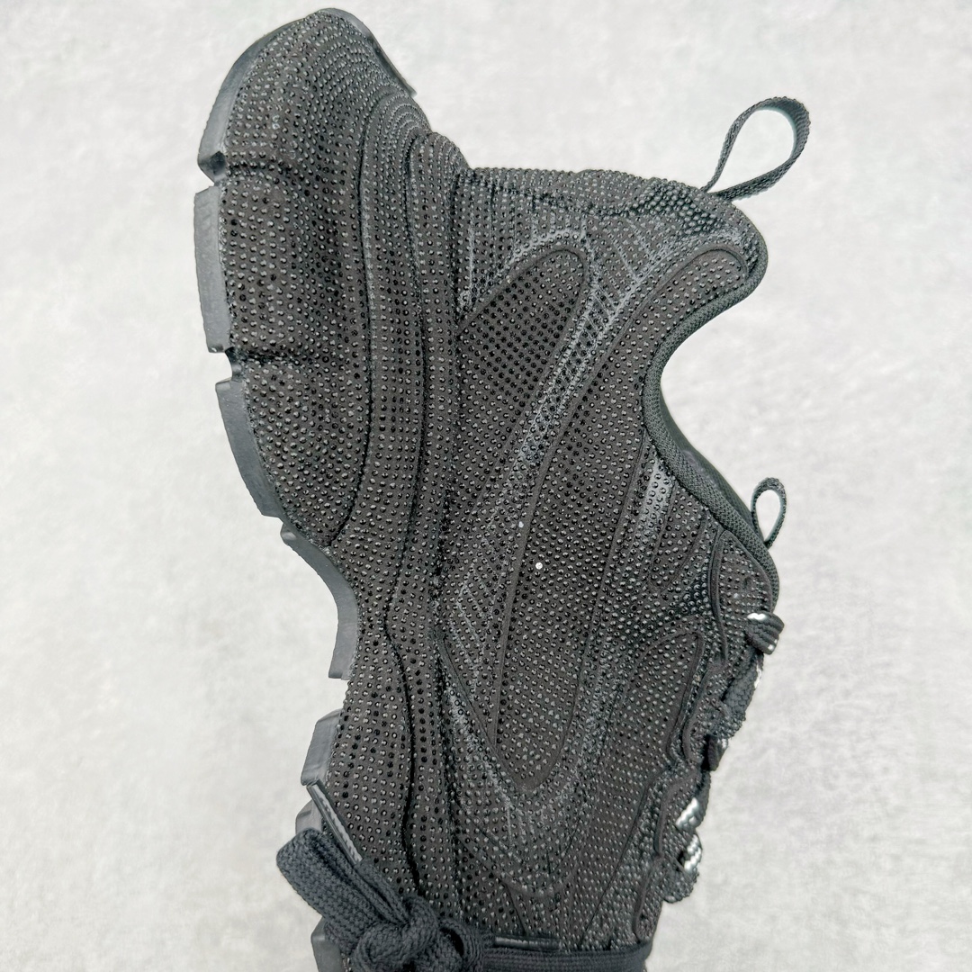 图片[6]-＃纯原 BALENCIAGA 3XL Sneakers 巴黎世家十代网布系带低帮走秀复古老爹鞋 黑色闪钻 全套原纸板楦头开发 最原汁原味的灵魂版型 全鞋荧光划线卡点 胶水把控整洁度追求极致完美 每一双都是工艺品 多重QC质检 超越公司货的品控标准 实实在在的免检产品 原盒原配 正确字体电绣 粗细、位置、大小正确 侧边TPU 透气孔匹配意产原版 正确分离大底 TPU软底 原版一致大底LOGO 立体感十足 原厂皮料水洗做旧 采购原厂网纱 不含皮革 网布材料和聚氨酯 磨损效果 鞋头边缘和后帮 Balenciaga 徽标 鞋面和后跟凸印尺码 鞋舌 3XL 橡胶品牌标识和反光细节 鞋帮拉袢和鞋舌拉祥 配反光细节 备用鞋带在鞋履前侧 可在穿着前取下 便于不同造型搭配 正常尺码 尺码：35 36 37 38 39 40 41 42 43 44 45 46-选品中心