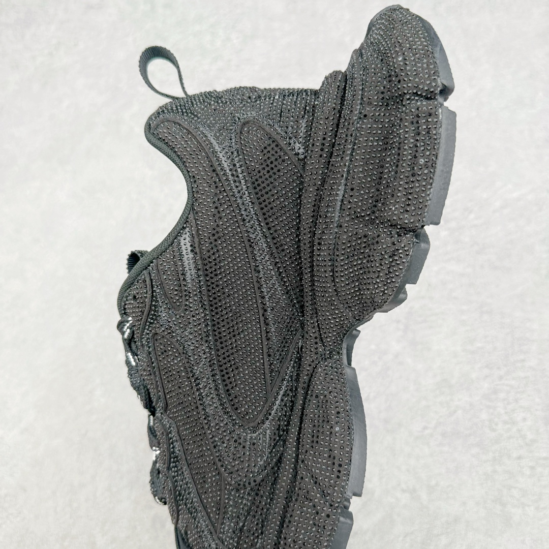 图片[7]-＃纯原 BALENCIAGA 3XL Sneakers 巴黎世家十代网布系带低帮走秀复古老爹鞋 黑色闪钻 全套原纸板楦头开发 最原汁原味的灵魂版型 全鞋荧光划线卡点 胶水把控整洁度追求极致完美 每一双都是工艺品 多重QC质检 超越公司货的品控标准 实实在在的免检产品 原盒原配 正确字体电绣 粗细、位置、大小正确 侧边TPU 透气孔匹配意产原版 正确分离大底 TPU软底 原版一致大底LOGO 立体感十足 原厂皮料水洗做旧 采购原厂网纱 不含皮革 网布材料和聚氨酯 磨损效果 鞋头边缘和后帮 Balenciaga 徽标 鞋面和后跟凸印尺码 鞋舌 3XL 橡胶品牌标识和反光细节 鞋帮拉袢和鞋舌拉祥 配反光细节 备用鞋带在鞋履前侧 可在穿着前取下 便于不同造型搭配 正常尺码 尺码：35 36 37 38 39 40 41 42 43 44 45 46-选品中心