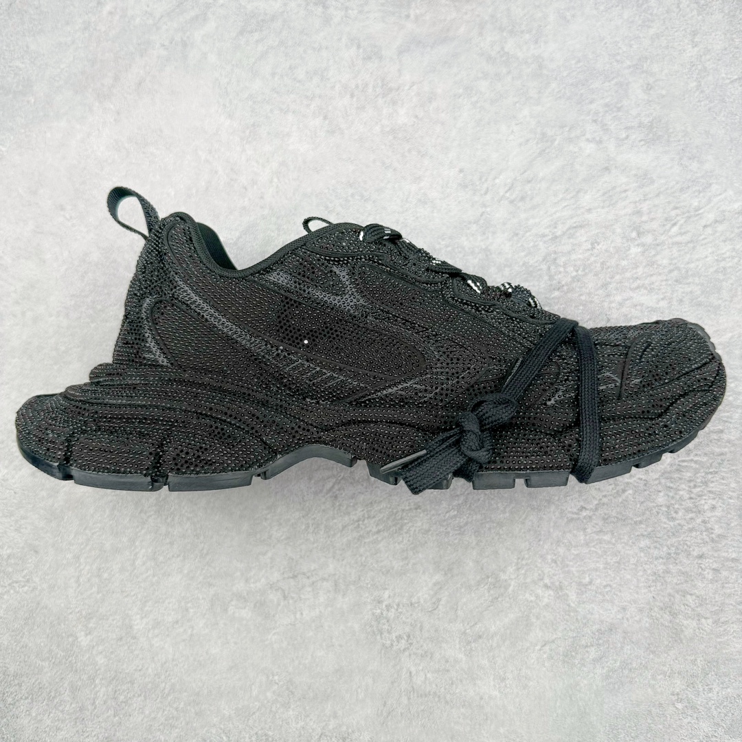 ＃纯原 BALENCIAGA 3XL Sneakers 巴黎世家十代网布系带低帮走秀复古老爹鞋 黑色闪钻 全套原纸板楦头开发 最原汁原味的灵魂版型 全鞋荧光划线卡点 胶水把控整洁度追求极致完美 每一双都是工艺品 多重QC质检 超越公司货的品控标准 实实在在的免检产品 原盒原配 正确字体电绣 粗细、位置、大小正确 侧边TPU 透气孔匹配意产原版 正确分离大底 TPU软底 原版一致大底LOGO 立体感十足 原厂皮料水洗做旧 采购原厂网纱 不含皮革 网布材料和聚氨酯 磨损效果 鞋头边缘和后帮 Balenciaga 徽标 鞋面和后跟凸印尺码 鞋舌 3XL 橡胶品牌标识和反光细节 鞋帮拉袢和鞋舌拉祥 配反光细节 备用鞋带在鞋履前侧 可在穿着前取下 便于不同造型搭配 正常尺码 尺码：35 36 37 38 39 40 41 42 43 44 45 46-选品中心