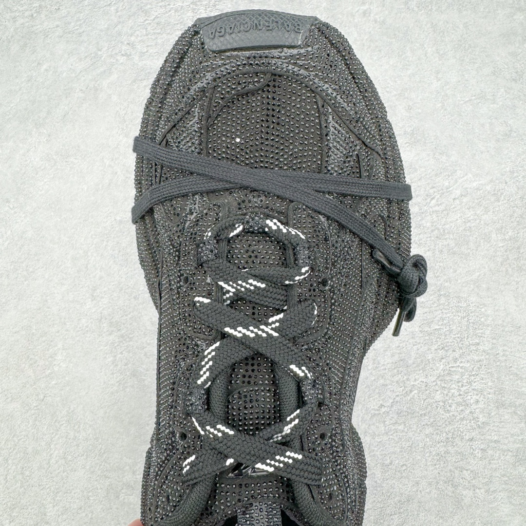 图片[4]-＃纯原 BALENCIAGA 3XL Sneakers 巴黎世家十代网布系带低帮走秀复古老爹鞋 黑色闪钻 全套原纸板楦头开发 最原汁原味的灵魂版型 全鞋荧光划线卡点 胶水把控整洁度追求极致完美 每一双都是工艺品 多重QC质检 超越公司货的品控标准 实实在在的免检产品 原盒原配 正确字体电绣 粗细、位置、大小正确 侧边TPU 透气孔匹配意产原版 正确分离大底 TPU软底 原版一致大底LOGO 立体感十足 原厂皮料水洗做旧 采购原厂网纱 不含皮革 网布材料和聚氨酯 磨损效果 鞋头边缘和后帮 Balenciaga 徽标 鞋面和后跟凸印尺码 鞋舌 3XL 橡胶品牌标识和反光细节 鞋帮拉袢和鞋舌拉祥 配反光细节 备用鞋带在鞋履前侧 可在穿着前取下 便于不同造型搭配 正常尺码 尺码：35 36 37 38 39 40 41 42 43 44 45 46-选品中心