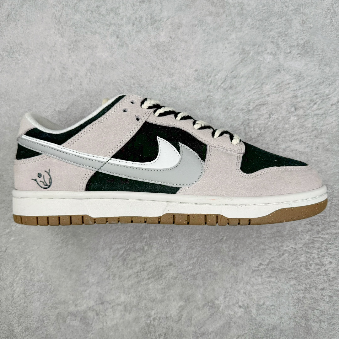 图片[4]-＃yh纯原福利 NK Dunk Low SE 85 双钩复古休闲板鞋 DO9457 口碑大厂出品 品控大底版型不断改良更新品质稳定 全套原纸板楦头开发 确保原汁原味 完美呈现DUNK版型 原厂玻璃冲刀 超高清洁度 全鞋零毛边皮料切割 采用绒面革材质 鞋身左右侧均配有皮革质双 Swoosh 兰色搭配上白色 85年纪念标放在鞋舌的位置 简洁干净的配色设计 绝对是日常出街上脚的不二选择 尺码：36 36.5 37.5 38 38.5 39 40 40.5 41 42 42.5 43 44 44.5 45 46-选品中心