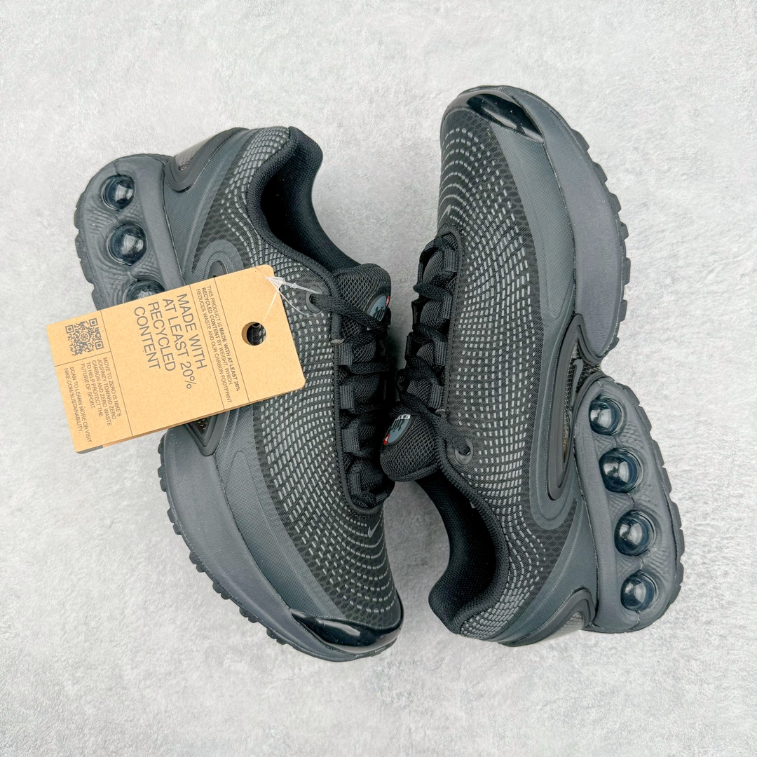 图片[3]-💰240 NK Air Max DN\”Tirple Black\”DN系列低帮豆荚型气垫百搭休闲运动慢跑鞋“黑灰武士”DV3337-002 Air Max 科技最初于 1986 年推出，是NK的首款气垫鞋款，这个缓震技术彻底改变了人们对运动鞋的认知。在 Nike 的众多缓震科技中也有着自己绝对的地位。除了技术层面的创新，Air Max 还具有深厚的文化内涵。它所代表的青年文化、前卫风格和反叛精神，使其成为了一种时尚和潮流的象征。为了纪念这个具有里程碑意义的技术，Nike 在每年的 3 月 26 日定为「Air Max Day」。近日，Nike 露出了一款全新的鞋型——Nike Air Max DN。这款鞋不仅具有时尚的外观，还融合了许多经典的 Air Max 设计和元素，同时展现了一些新的创意。设计灵感源自经典 Air Max 97 和 Air Max Plus 的元素。鞋面的条纹设计和后跟的标志都在向这些经典鞋款致敬。最大亮点是 Air Max 气垫的造型，它以神似豆荚的造型呈现，分为四个分区圆形开窗，带来极高的辨识度。Nike Air Max DN 采用了纯黑配色覆面，搭配白色虚线和紫色点缀，营造出一种低调而时尚的外观。鞋面采用织物材质打造，提供舒适的穿着体验。全新 Nike Air Max DN 除了图中的配色外，还将有荧光绿、白银、黑银、皇家蓝、酷灰、黑色等六款新配色登场。具体发售信息感兴趣的朋友可以持续关注。尺码：36 36.5 37.5 38 38.5 39 40 40.5 41 42 42.5 43 44 44.5 45 编码：Jby3936010-运动鞋