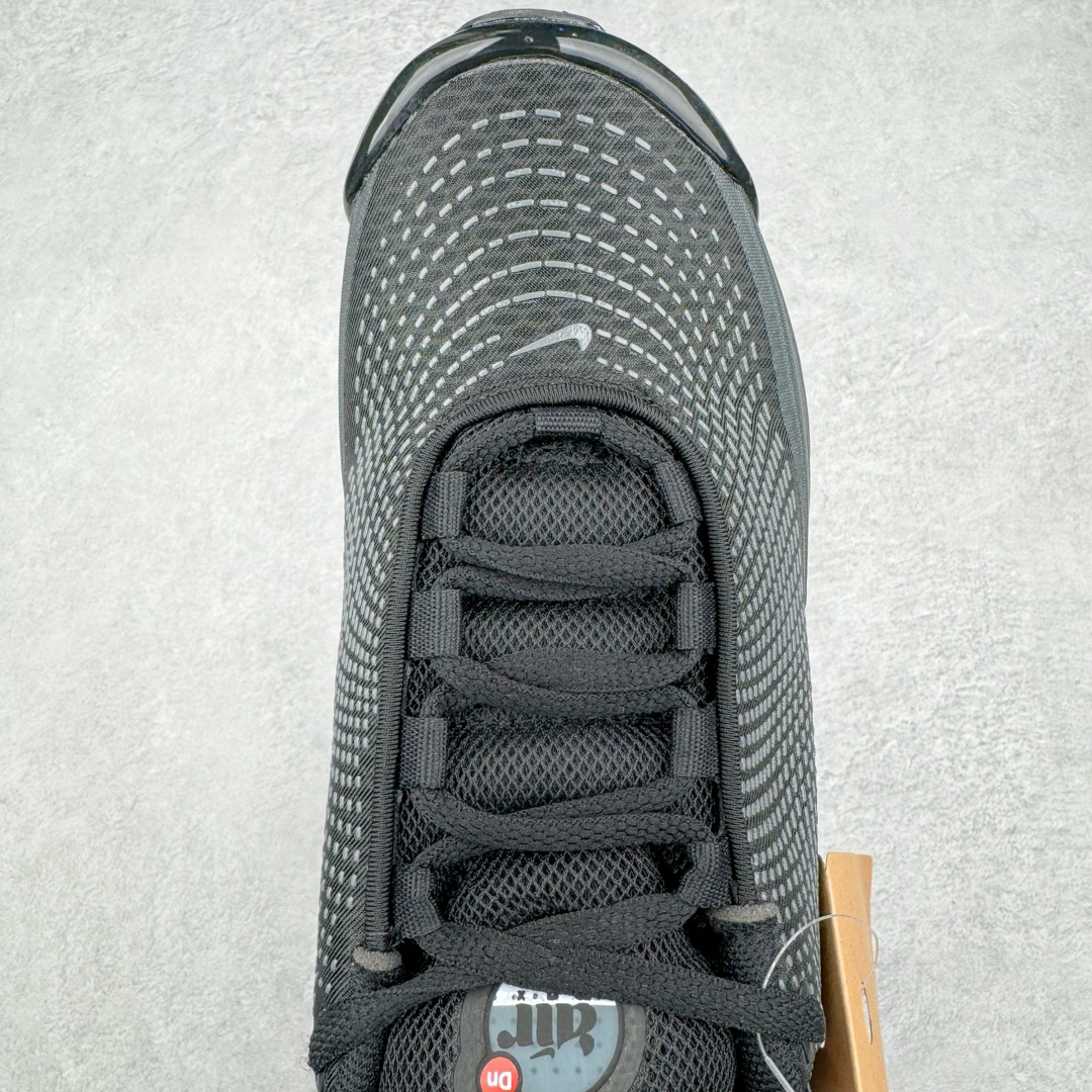 图片[4]-💰240 NK Air Max DN\”Tirple Black\”DN系列低帮豆荚型气垫百搭休闲运动慢跑鞋“黑灰武士”DV3337-002 Air Max 科技最初于 1986 年推出，是NK的首款气垫鞋款，这个缓震技术彻底改变了人们对运动鞋的认知。在 Nike 的众多缓震科技中也有着自己绝对的地位。除了技术层面的创新，Air Max 还具有深厚的文化内涵。它所代表的青年文化、前卫风格和反叛精神，使其成为了一种时尚和潮流的象征。为了纪念这个具有里程碑意义的技术，Nike 在每年的 3 月 26 日定为「Air Max Day」。近日，Nike 露出了一款全新的鞋型——Nike Air Max DN。这款鞋不仅具有时尚的外观，还融合了许多经典的 Air Max 设计和元素，同时展现了一些新的创意。设计灵感源自经典 Air Max 97 和 Air Max Plus 的元素。鞋面的条纹设计和后跟的标志都在向这些经典鞋款致敬。最大亮点是 Air Max 气垫的造型，它以神似豆荚的造型呈现，分为四个分区圆形开窗，带来极高的辨识度。Nike Air Max DN 采用了纯黑配色覆面，搭配白色虚线和紫色点缀，营造出一种低调而时尚的外观。鞋面采用织物材质打造，提供舒适的穿着体验。全新 Nike Air Max DN 除了图中的配色外，还将有荧光绿、白银、黑银、皇家蓝、酷灰、黑色等六款新配色登场。具体发售信息感兴趣的朋友可以持续关注。尺码：36 36.5 37.5 38 38.5 39 40 40.5 41 42 42.5 43 44 44.5 45 编码：Jby3936010-运动鞋