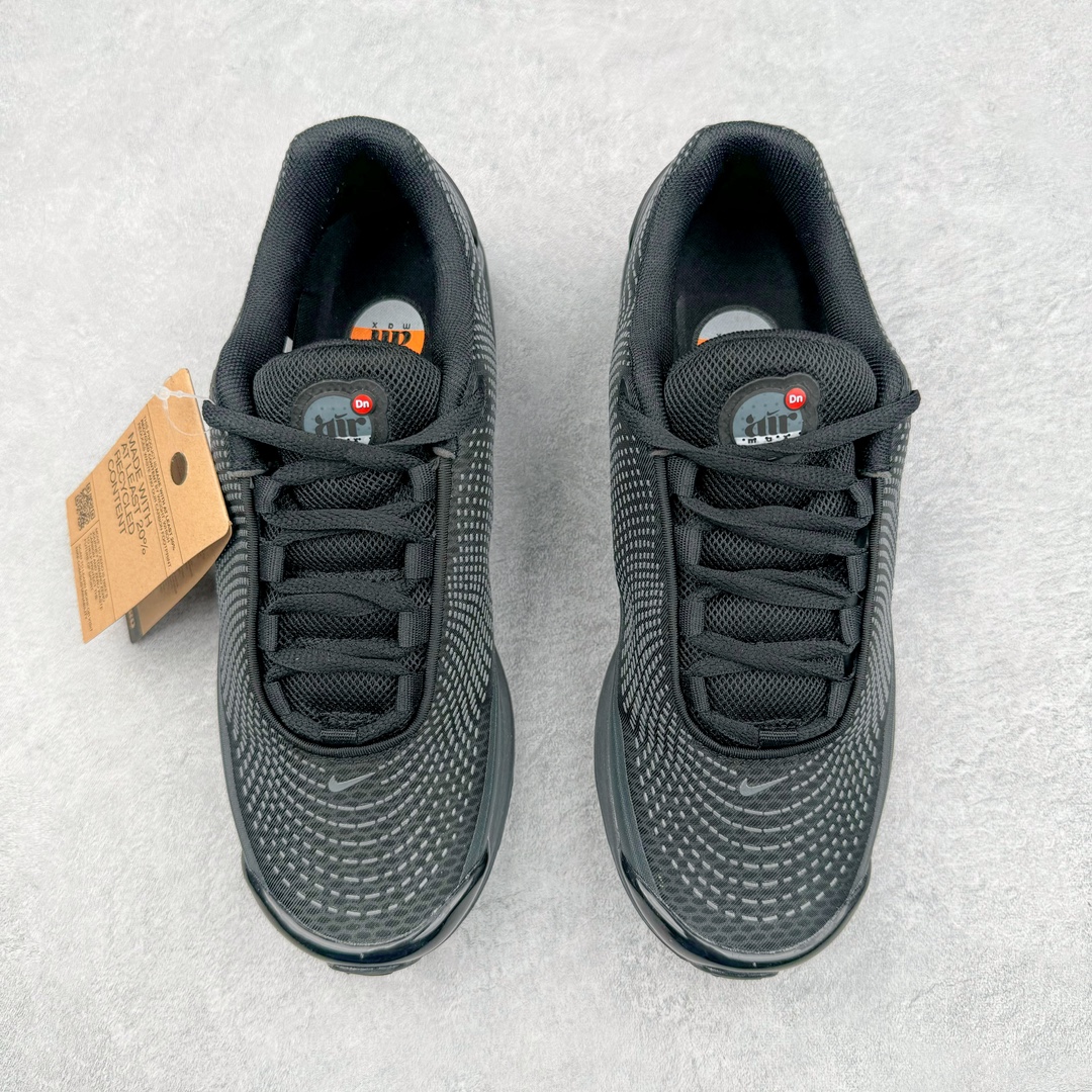 图片[2]-💰240 NK Air Max DN\”Tirple Black\”DN系列低帮豆荚型气垫百搭休闲运动慢跑鞋“黑灰武士”DV3337-002 Air Max 科技最初于 1986 年推出，是NK的首款气垫鞋款，这个缓震技术彻底改变了人们对运动鞋的认知。在 Nike 的众多缓震科技中也有着自己绝对的地位。除了技术层面的创新，Air Max 还具有深厚的文化内涵。它所代表的青年文化、前卫风格和反叛精神，使其成为了一种时尚和潮流的象征。为了纪念这个具有里程碑意义的技术，Nike 在每年的 3 月 26 日定为「Air Max Day」。近日，Nike 露出了一款全新的鞋型——Nike Air Max DN。这款鞋不仅具有时尚的外观，还融合了许多经典的 Air Max 设计和元素，同时展现了一些新的创意。设计灵感源自经典 Air Max 97 和 Air Max Plus 的元素。鞋面的条纹设计和后跟的标志都在向这些经典鞋款致敬。最大亮点是 Air Max 气垫的造型，它以神似豆荚的造型呈现，分为四个分区圆形开窗，带来极高的辨识度。Nike Air Max DN 采用了纯黑配色覆面，搭配白色虚线和紫色点缀，营造出一种低调而时尚的外观。鞋面采用织物材质打造，提供舒适的穿着体验。全新 Nike Air Max DN 除了图中的配色外，还将有荧光绿、白银、黑银、皇家蓝、酷灰、黑色等六款新配色登场。具体发售信息感兴趣的朋友可以持续关注。尺码：36 36.5 37.5 38 38.5 39 40 40.5 41 42 42.5 43 44 44.5 45 编码：Jby3936010-运动鞋