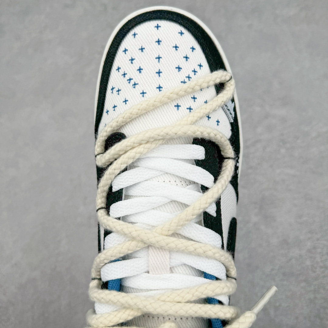 图片[4]-💰230 ＃YC纯原 NK Dunk Low 资深玩家刺子绣 黑白蓝 DV0834-101 定制系列天花板 无原鞋不开发 全系列得物原鞋一比一校对开发 配色持续更新中 终端对接 优势输出 全套原厂楦头原纸板数据档案倾力打造 原汁原味莞产 极致还原 圈内最强针车工艺 高端零售指定版 广东原厂配套原盒原标 鞋盒分三个尺码段 原厂冲刀 超高清洁度 全鞋零毛边皮料切割 采用原厂百宏鞋带以及原厂百宏织唛舌标 内标可供原厂几率过验 进口原装条纹中底布 四线拉帮白色点胶 原厂拉帮手法遵循公司 原厂电绣 极致还原 SIZE：35.5 36 36.5 37.5 38 38.5 39 40 40.5 41 42 42.5 43 44 44.5 45 46 47.5 编码：by3936000-运动鞋