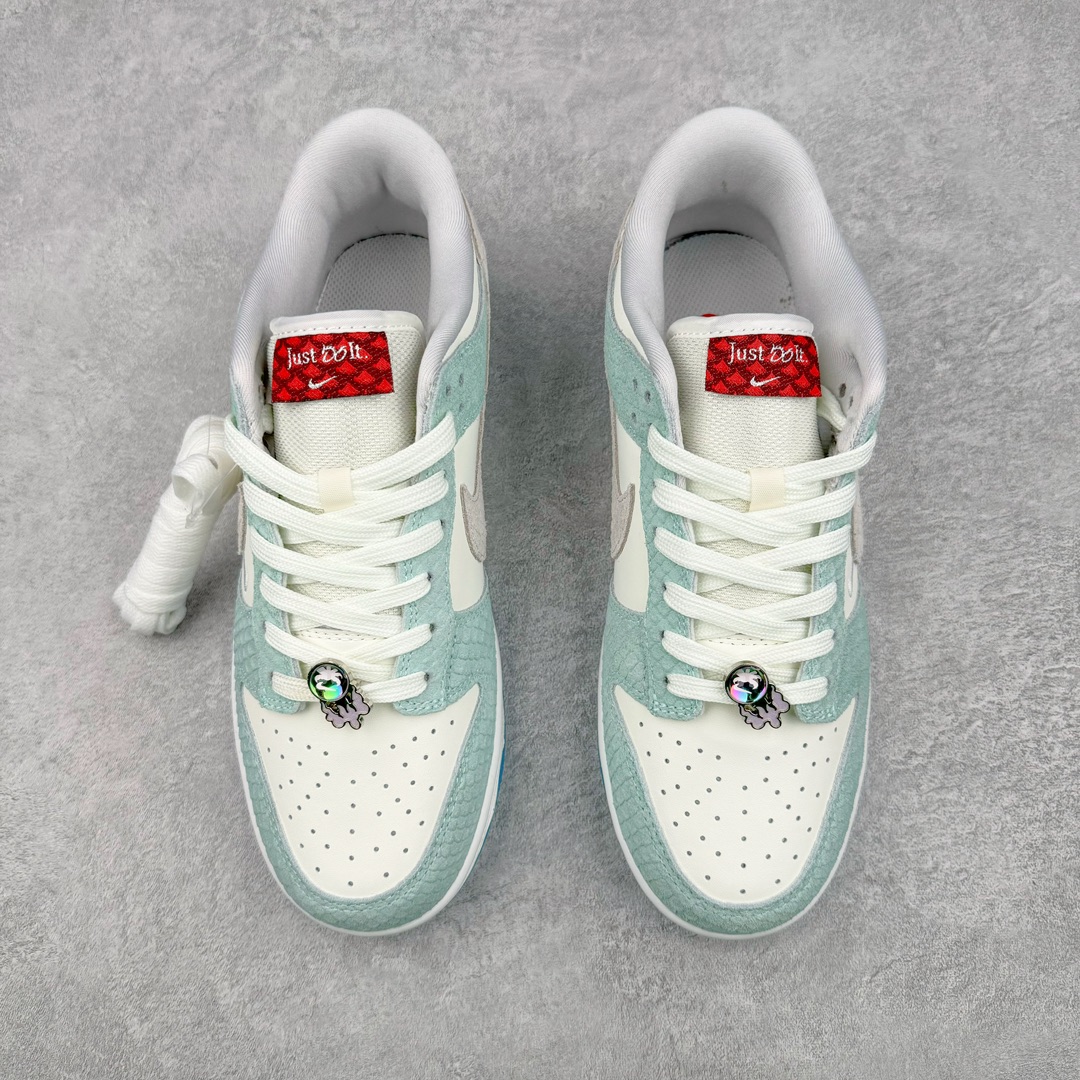 图片[2]-💰180 NK Dunk Low LX CNY Year Of The Dragon 龙年限定 白绿仙人掌 FZ5065-111 全鞋以白绿色呈现 红色和蓝色点缀 鞋面采用皮革和翻毛皮材质拼接打造 并在翻毛皮上加入了龙鳞纹图案 鞋带扣也换成了龙爪样式 新年氛围感十足 尺码：35.5 36 36.5 37.5 38 38.5 39 40 40.5 41 42 42.5 43 44 44.5 45 46 47.5 编码：Sby2936050-运动鞋