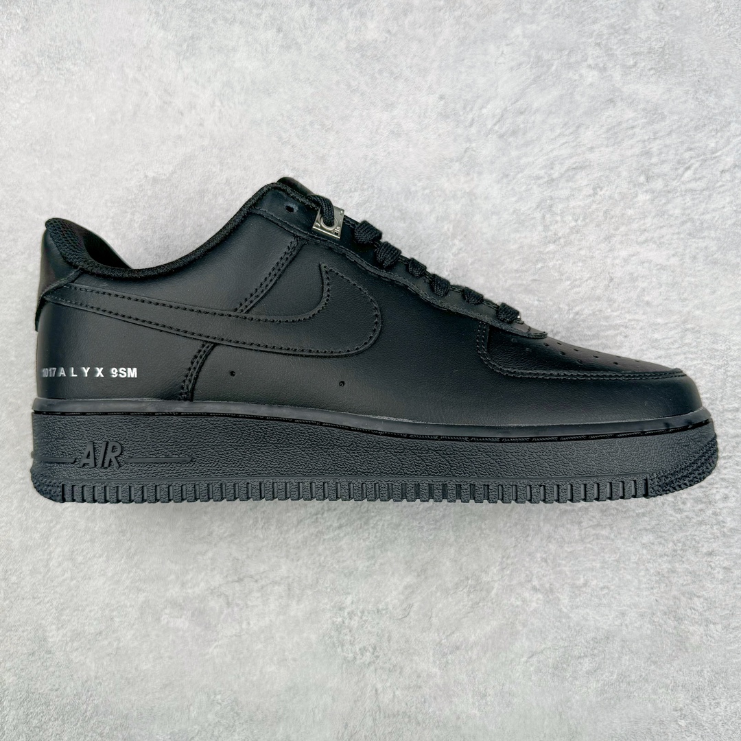 💰220 ＃TS纯原 1017 ALYX 9SM x NK Air Force 1 Low “Black”空军一号联名黑色 FJ4908-001 鞋款融合了当代极简风格与主流经典 是NK与美国时尚指标Matthew M. Williams 合作打造的最新款式 此鞋款保留了经典的俐落皮革外层、Air 缓震中底、原版AF1 的枢纽圈鞋纹抓地力机能 再加上Alyx 设计宇宙中的优雅元素 如高级滚纹皮革、金属孔眼、鞋带饰标 以及鞋跟外侧品牌戳印 SIZE：36 36.5 37.5 38 38.5 39 40 40.5 41 42 42.5 43 44 44.5 45 46 编码：Mby2936090-运动鞋