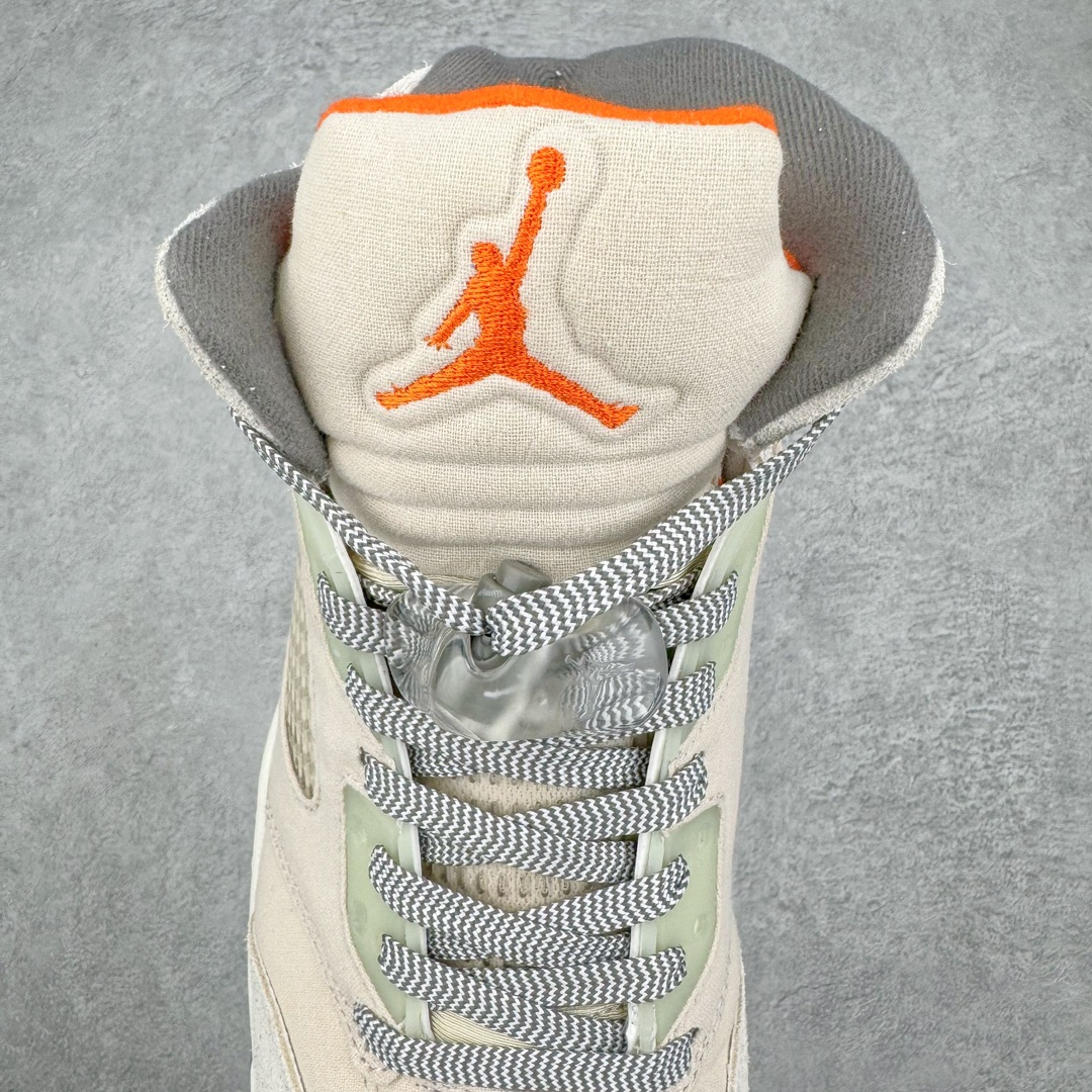 图片[5]-💰250 ＃外贸版 Air Jordan AJ5 SE Craft 米灰 货号：FD9222-180 鞋身整体以皮革与麂皮材质拼接设计，配色方面以米白色为主色调，整体营造出极强的层次感。鞋带部分使用了黑白拼色设计，鞋舌处的Jumpman Logo也采用橙色点缀，使整体更加亮眼。中底部分AJ5标志性的锯齿也采用银色点缀，鞋底采用白色中底搭配半透明橡胶外底呈现，为整个设计收尾。原纸板楦头开发 进口头层皮料 完美鞋型匹配公司货 正确鞋舌立体高频 最新原厂底模 大底卡色咬花完美 鞋柜必备鞋款 终端现货供应 尺码：36 36.5 37.5 38 38.5 39 40 40.5 41 42 42.5 43 44 44.5 45 46 47.5 编码：Lby3936020-运动鞋