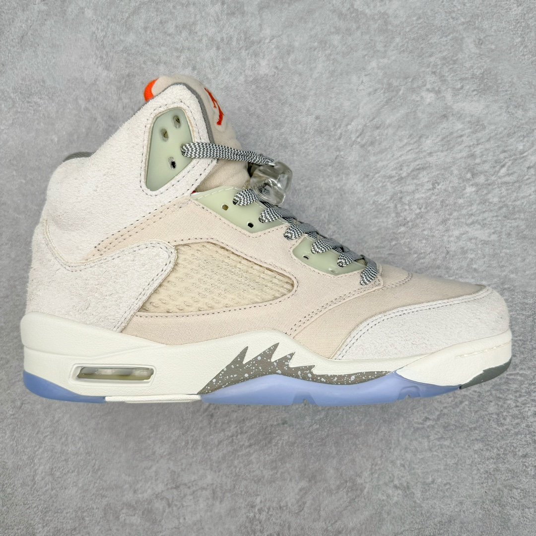 💰250 ＃外贸版 Air Jordan AJ5 SE Craft 米灰 货号：FD9222-180 鞋身整体以皮革与麂皮材质拼接设计，配色方面以米白色为主色调，整体营造出极强的层次感。鞋带部分使用了黑白拼色设计，鞋舌处的Jumpman Logo也采用橙色点缀，使整体更加亮眼。中底部分AJ5标志性的锯齿也采用银色点缀，鞋底采用白色中底搭配半透明橡胶外底呈现，为整个设计收尾。原纸板楦头开发 进口头层皮料 完美鞋型匹配公司货 正确鞋舌立体高频 最新原厂底模 大底卡色咬花完美 鞋柜必备鞋款 终端现货供应 尺码：36 36.5 37.5 38 38.5 39 40 40.5 41 42 42.5 43 44 44.5 45 46 47.5 编码：Lby3936020-运动鞋