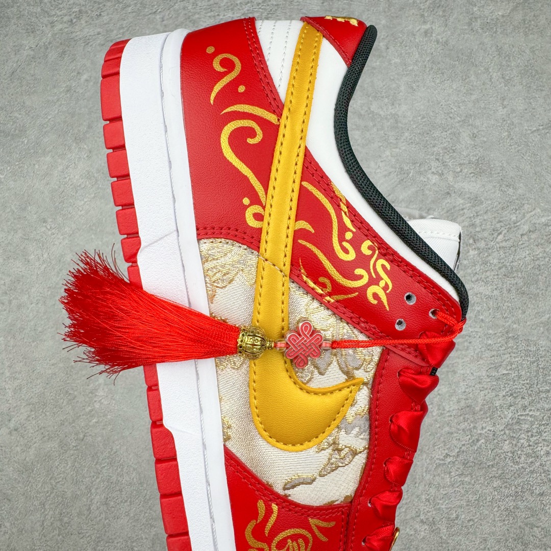 图片[6]-💰250 ＃YC纯原 NK Dunk Low CNY龙年限定 龙凤呈祥 红金 FD9762-061 定制系列天花板 无原鞋不开发 全系列得物原鞋一比一校对开发 配色持续更新中 终端对接 优势输出 全套原厂楦头原纸板数据档案倾力打造 原汁原味莞产 极致还原 圈内最强针车工艺 高端零售指定版 广东原厂配套原盒原标 鞋盒分三个尺码段 原厂冲刀 超高清洁度 全鞋零毛边皮料切割 采用原厂百宏鞋带以及原厂百宏织唛舌标 内标可供原厂几率过验 进口原装条纹中底布 四线拉帮白色点胶 原厂拉帮手法遵循公司 原厂电绣 极致还原 SIZE：35.5 36 36.5 37.5 38 38.5 39 40 40.5 41 42 42.5 43 44 44.5 45 46 47.5 编码：by3936020-运动鞋